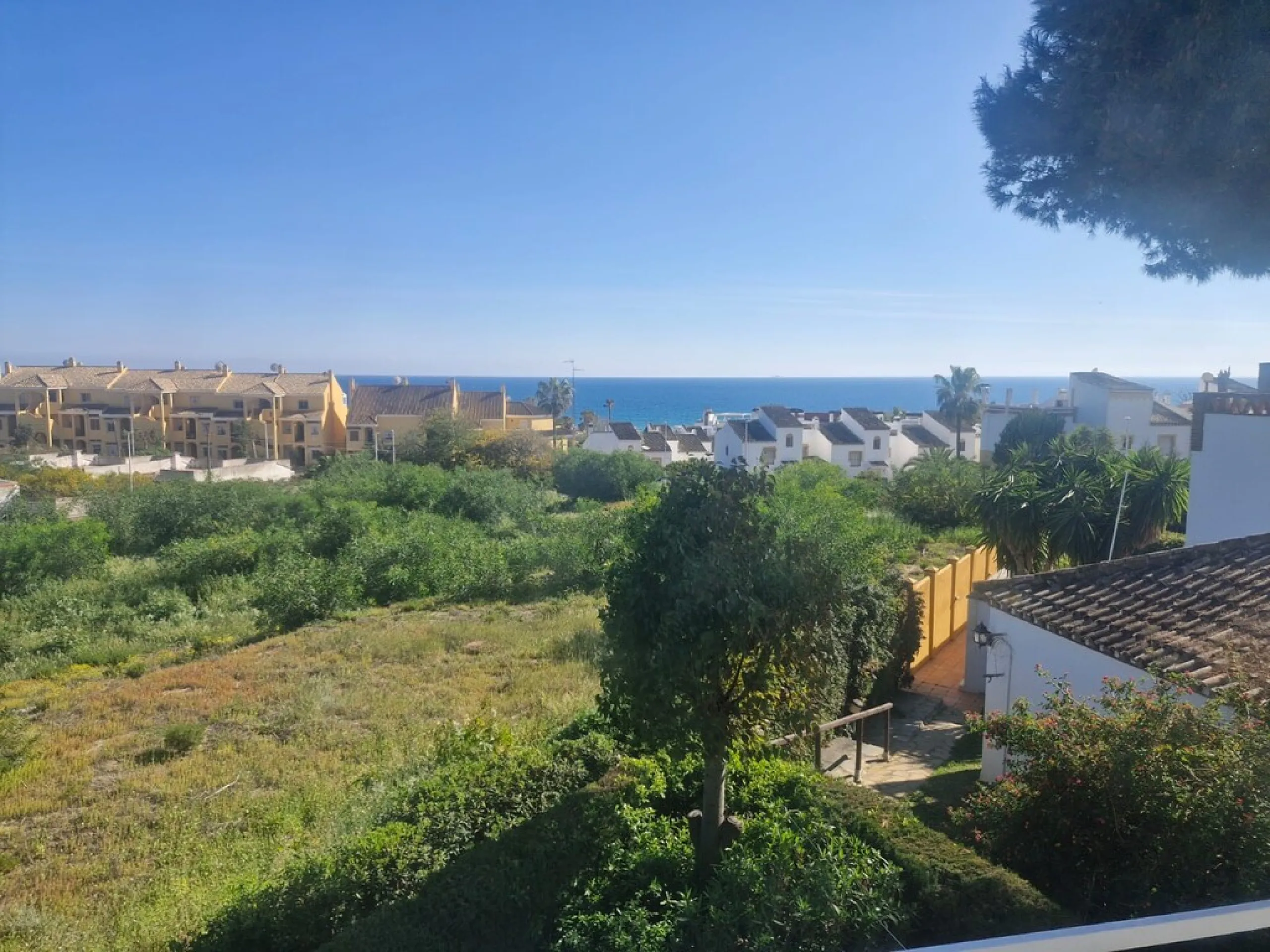 Top floor apartment very close to the beach in Costabella in East Marbella with beautiful sea views
