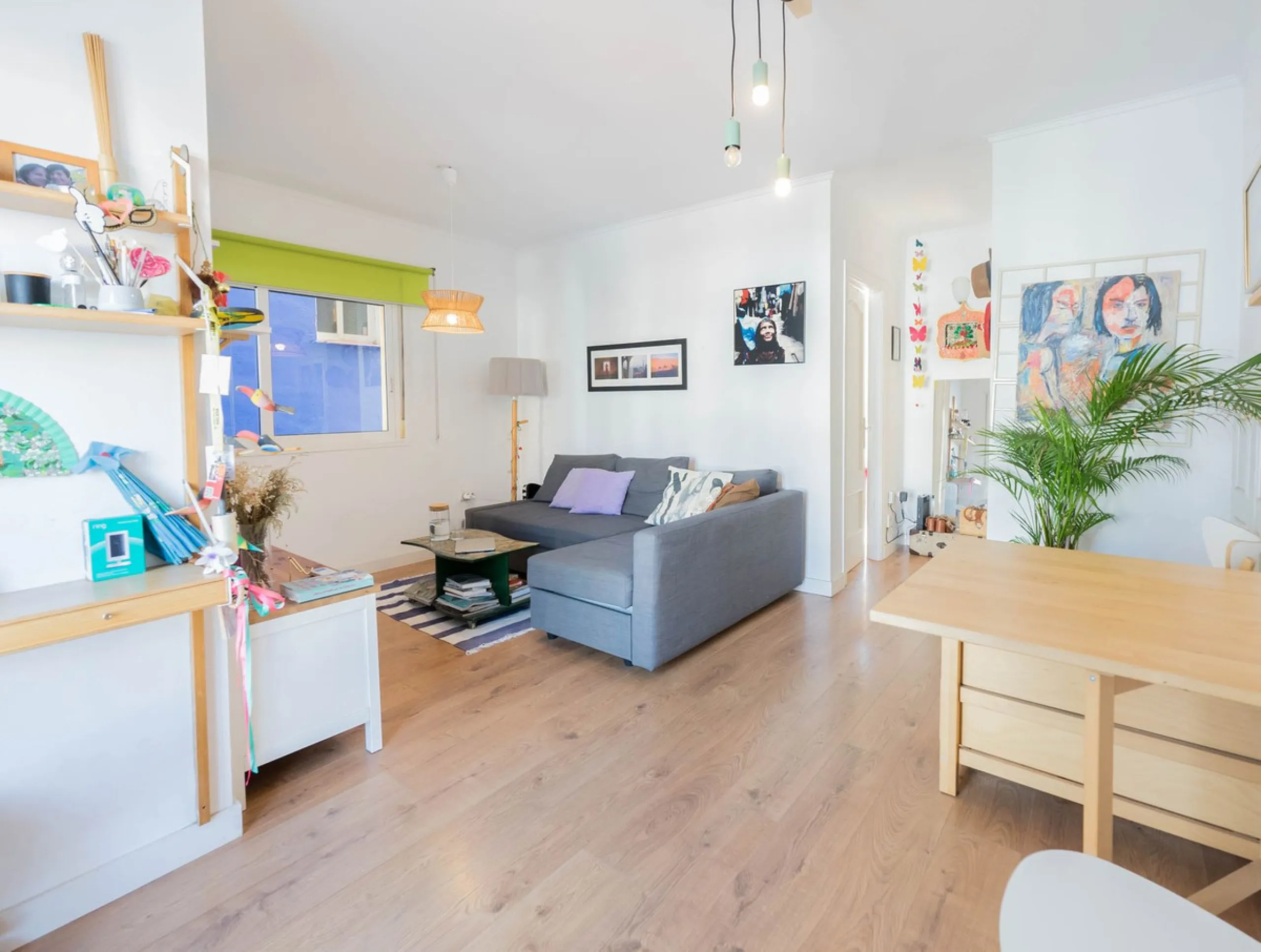Imagine waking up every day to the sea breeze, the scent of salt air, and the sound of gently lapping waves just 50 meters from your home. This two-bedroom apartment, located on the second line from the beach in the emblematic and traditional El Palo neig