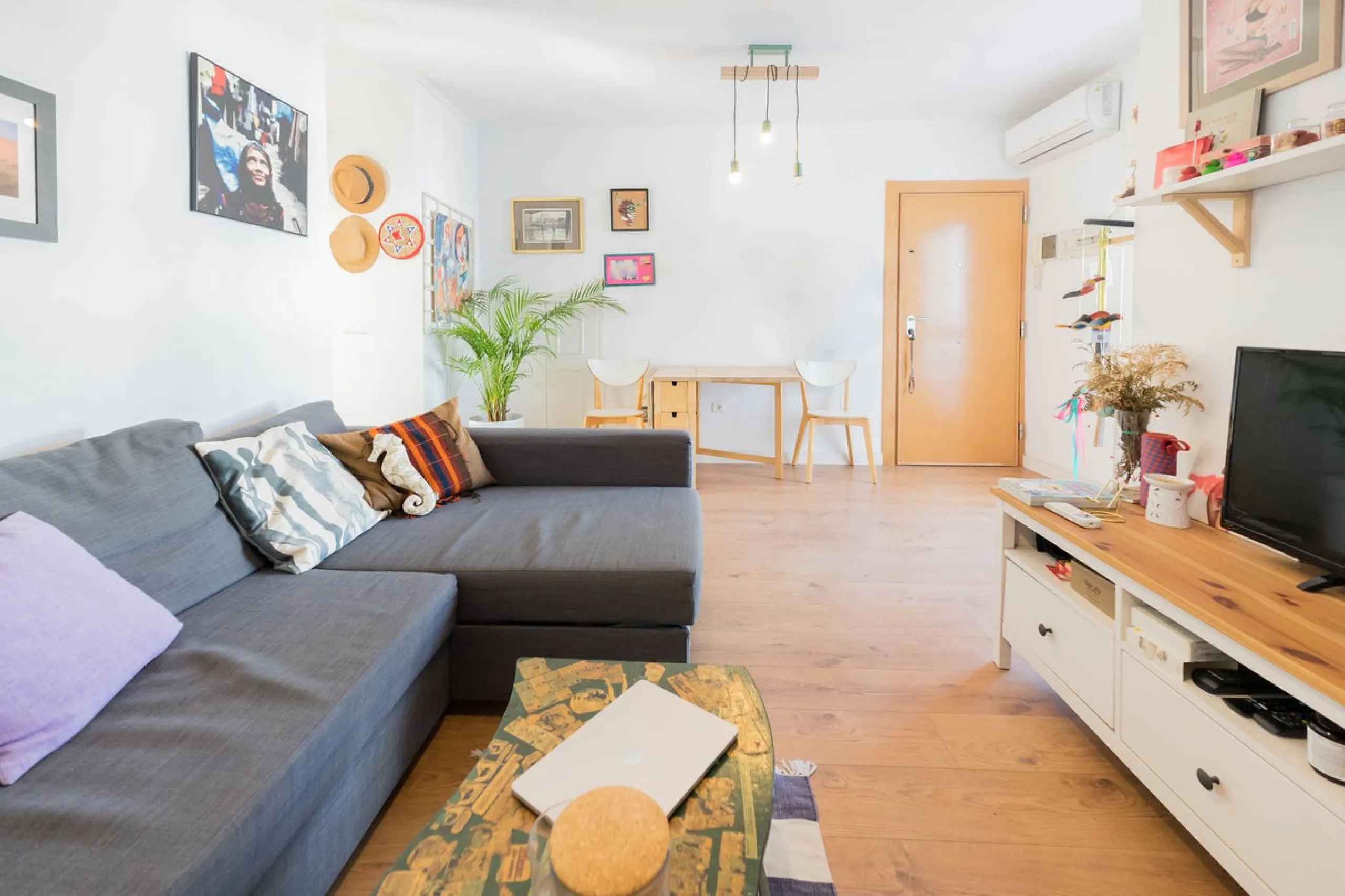 Imagine waking up every day to the sea breeze, the scent of salt air, and the sound of gently lapping waves just 50 meters from your home. This two-bedroom apartment, located on the second line from the beach in the emblematic and traditional El Palo neig