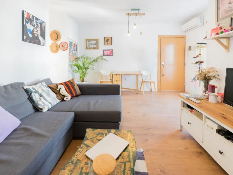 Imagine waking up every day to the sea breeze, the scent of salt air, and the sound of gently lapping waves just 50 meters from your home. This two-bedroom apartment, located on the second line from the beach in the emblematic and traditional El Palo neig