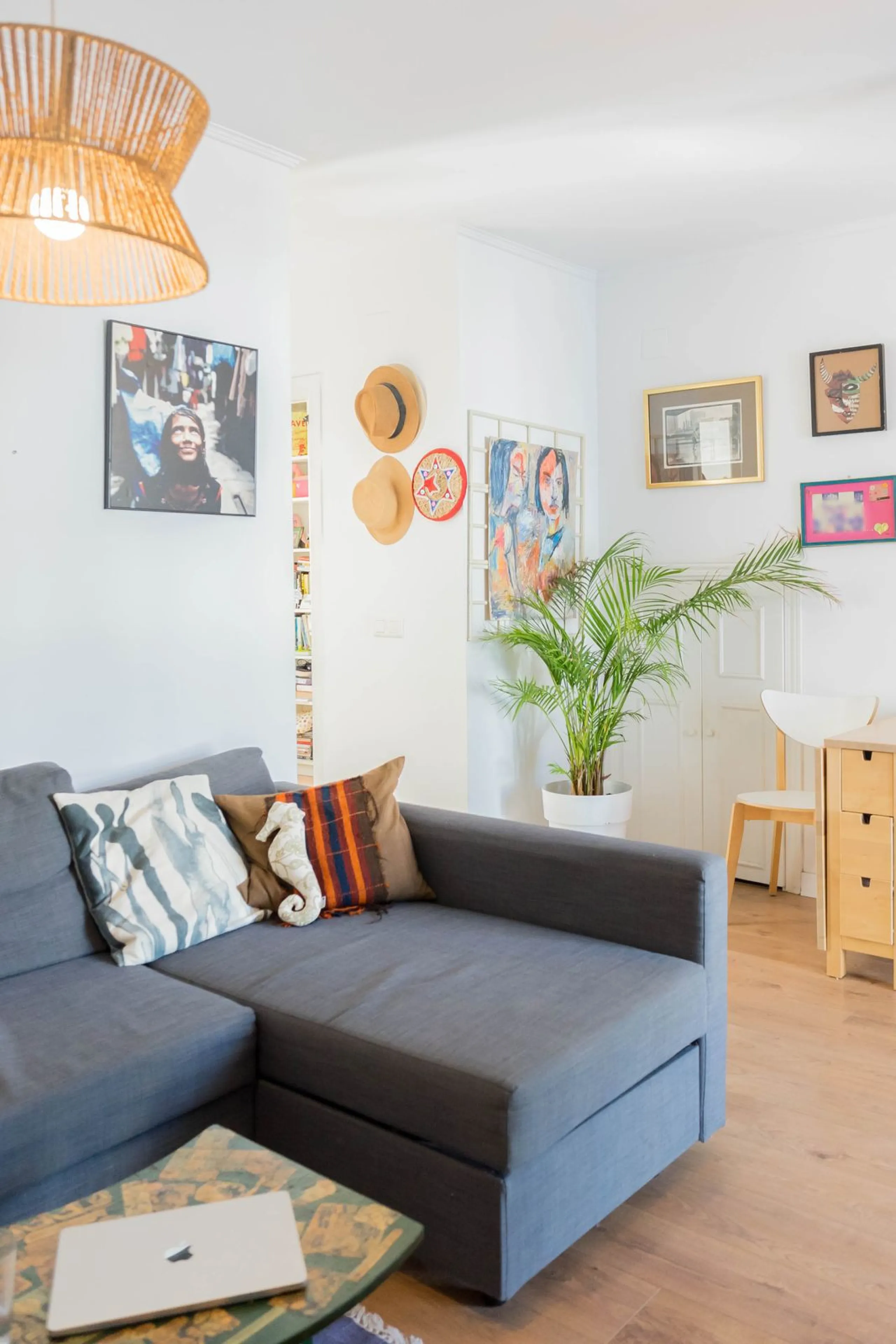 Imagine waking up every day to the sea breeze, the scent of salt air, and the sound of gently lapping waves just 50 meters from your home. This two-bedroom apartment, located on the second line from the beach in the emblematic and traditional El Palo neig