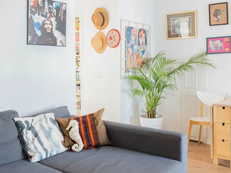 Imagine waking up every day to the sea breeze, the scent of salt air, and the sound of gently lapping waves just 50 meters from your home. This two-bedroom apartment, located on the second line from the beach in the emblematic and traditional El Palo neig