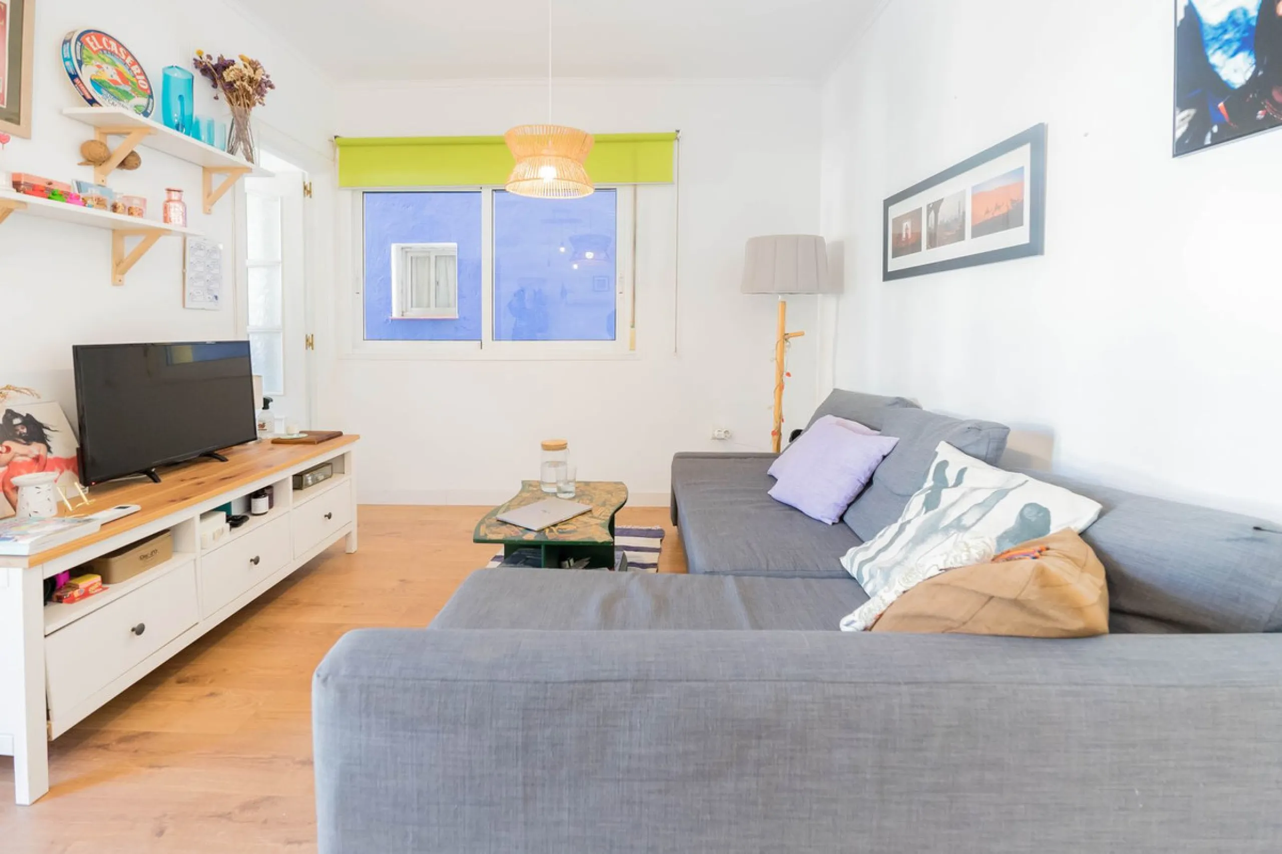 Imagine waking up every day to the sea breeze, the scent of salt air, and the sound of gently lapping waves just 50 meters from your home. This two-bedroom apartment, located on the second line from the beach in the emblematic and traditional El Palo neig