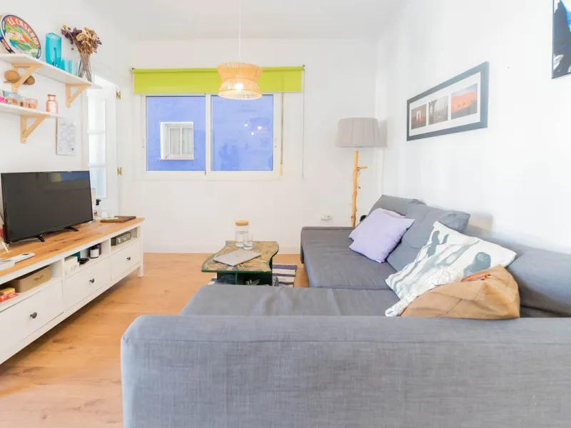 Imagine waking up every day to the sea breeze, the scent of salt air, and the sound of gently lapping waves just 50 meters from your home. This two-bedroom apartment, located on the second line from the beach in the emblematic and traditional El Palo neig