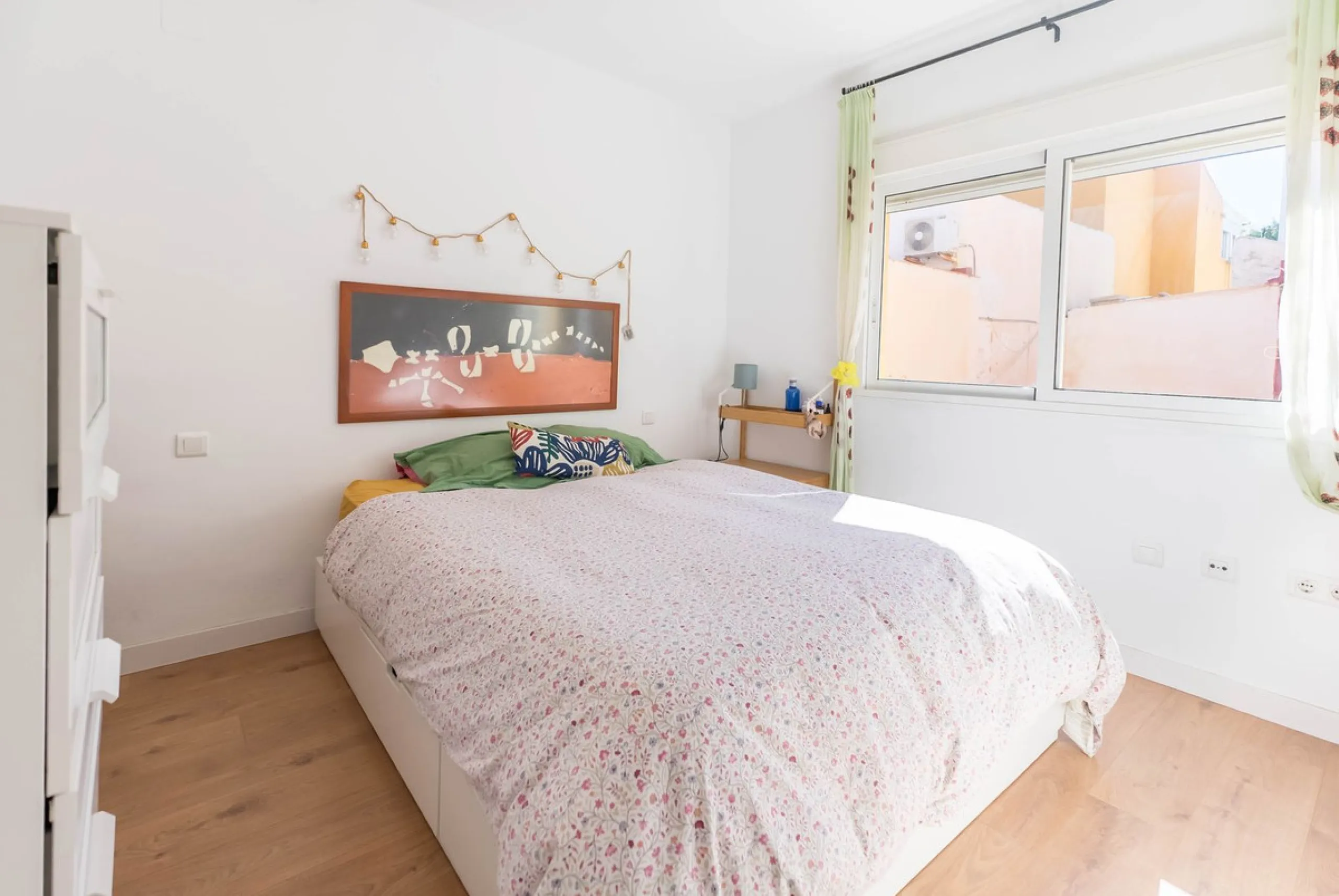 Imagine waking up every day to the sea breeze, the scent of salt air, and the sound of gently lapping waves just 50 meters from your home. This two-bedroom apartment, located on the second line from the beach in the emblematic and traditional El Palo neig