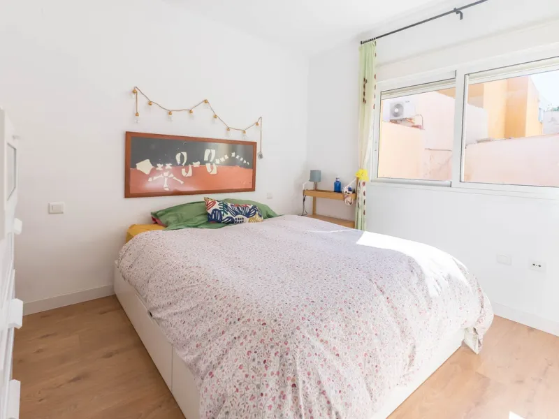 Imagine waking up every day to the sea breeze, the scent of salt air, and the sound of gently lapping waves just 50 meters from your home. This two-bedroom apartment, located on the second line from the beach in the emblematic and traditional El Palo neig