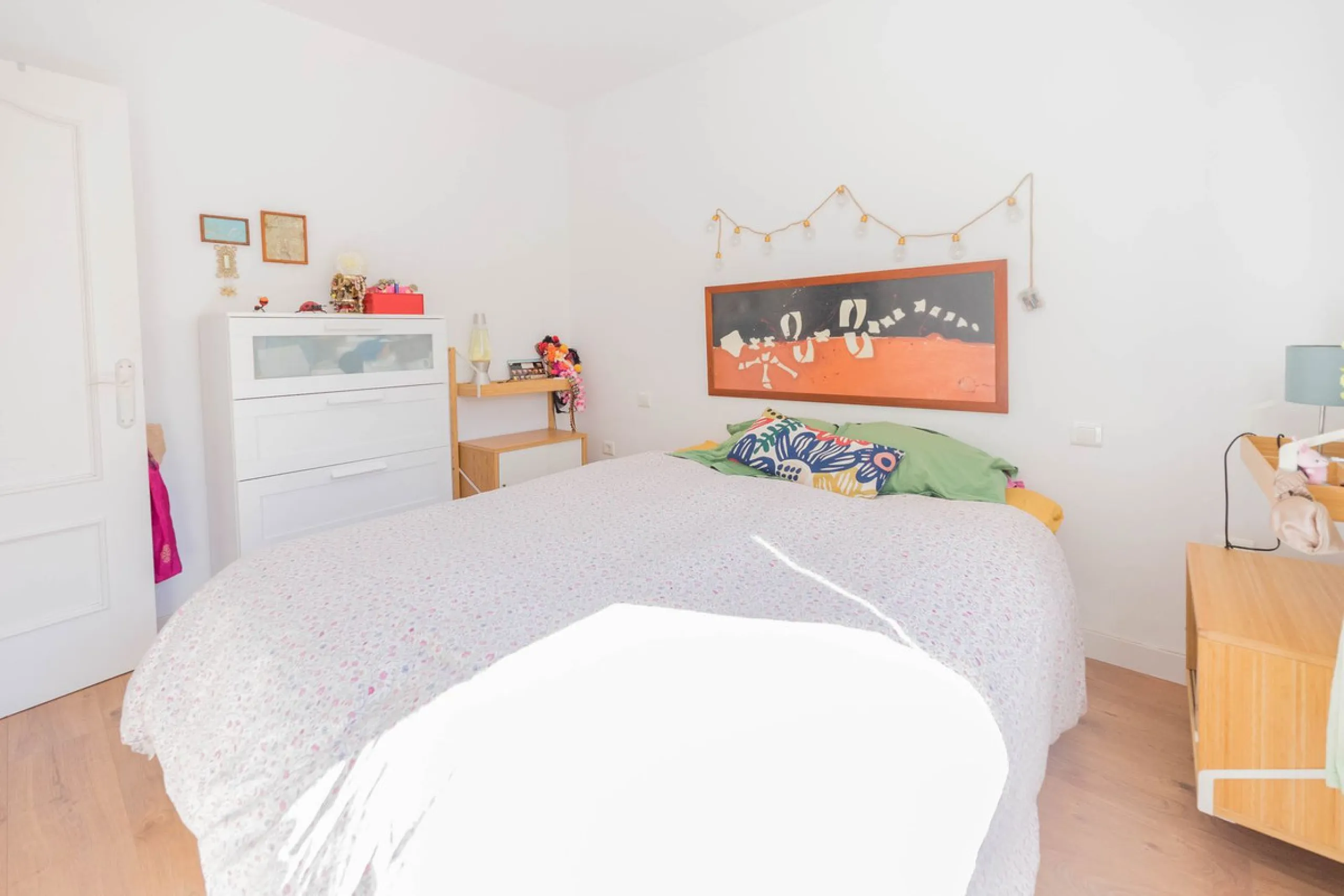 Imagine waking up every day to the sea breeze, the scent of salt air, and the sound of gently lapping waves just 50 meters from your home. This two-bedroom apartment, located on the second line from the beach in the emblematic and traditional El Palo neig