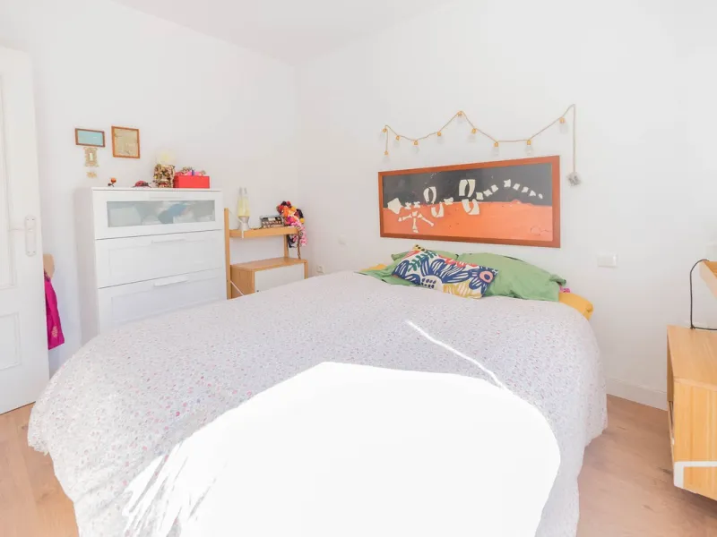 Imagine waking up every day to the sea breeze, the scent of salt air, and the sound of gently lapping waves just 50 meters from your home. This two-bedroom apartment, located on the second line from the beach in the emblematic and traditional El Palo neig