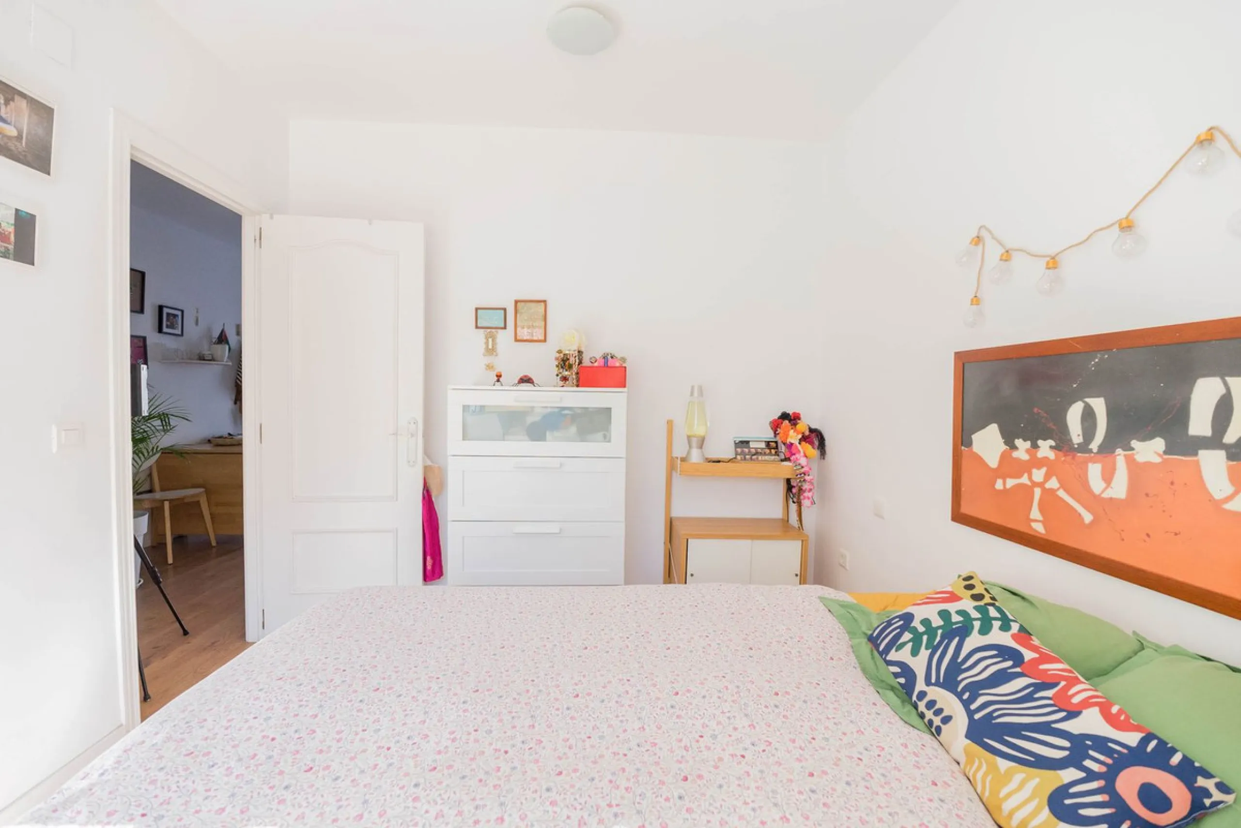 Imagine waking up every day to the sea breeze, the scent of salt air, and the sound of gently lapping waves just 50 meters from your home. This two-bedroom apartment, located on the second line from the beach in the emblematic and traditional El Palo neig