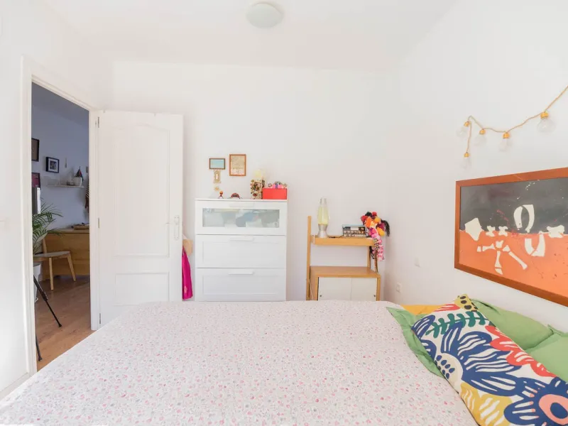 Imagine waking up every day to the sea breeze, the scent of salt air, and the sound of gently lapping waves just 50 meters from your home. This two-bedroom apartment, located on the second line from the beach in the emblematic and traditional El Palo neig