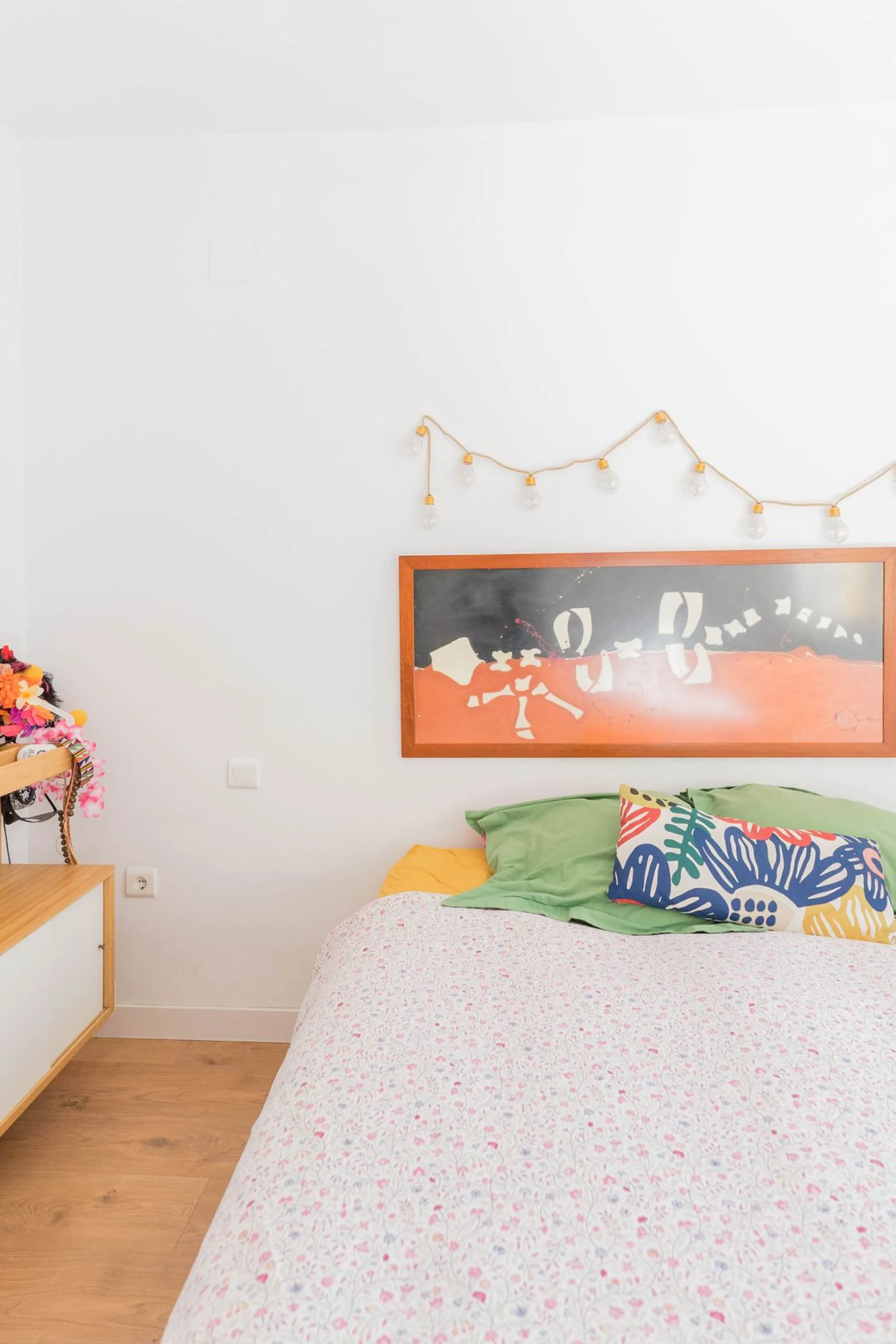 Imagine waking up every day to the sea breeze, the scent of salt air, and the sound of gently lapping waves just 50 meters from your home. This two-bedroom apartment, located on the second line from the beach in the emblematic and traditional El Palo neig