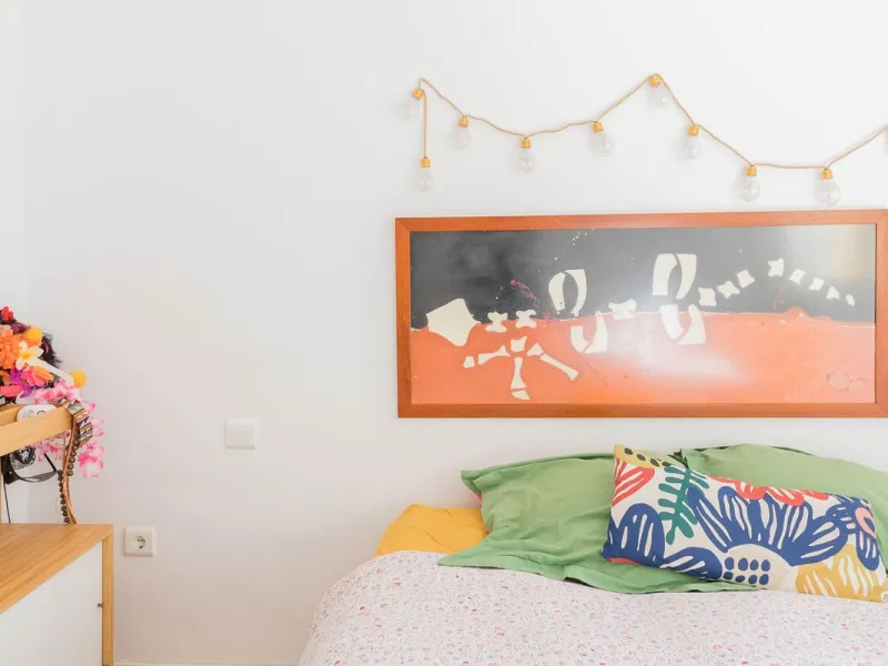 Imagine waking up every day to the sea breeze, the scent of salt air, and the sound of gently lapping waves just 50 meters from your home. This two-bedroom apartment, located on the second line from the beach in the emblematic and traditional El Palo neig