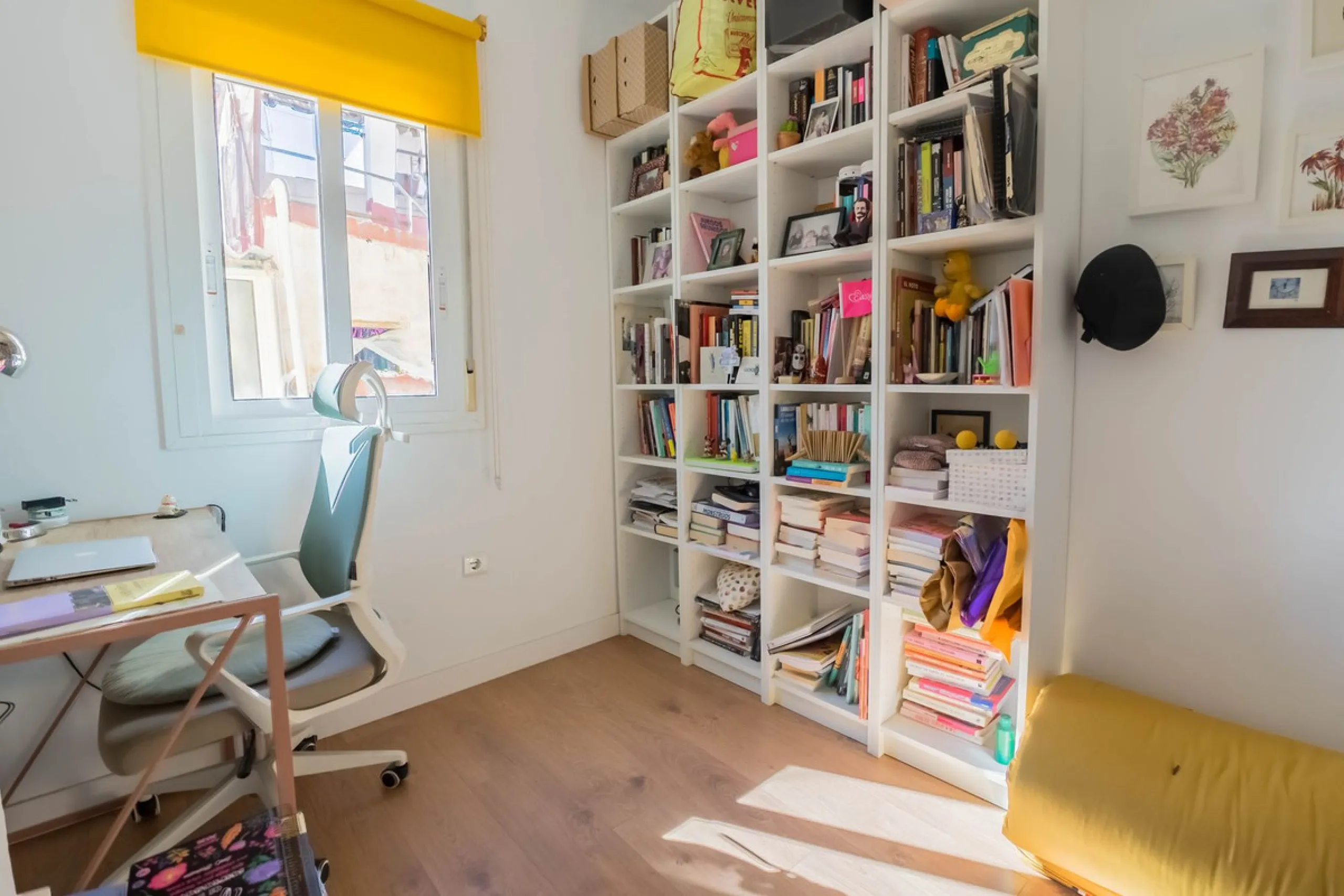 Imagine waking up every day to the sea breeze, the scent of salt air, and the sound of gently lapping waves just 50 meters from your home. This two-bedroom apartment, located on the second line from the beach in the emblematic and traditional El Palo neig