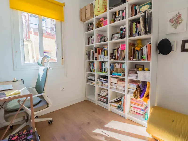 Imagine waking up every day to the sea breeze, the scent of salt air, and the sound of gently lapping waves just 50 meters from your home. This two-bedroom apartment, located on the second line from the beach in the emblematic and traditional El Palo neig