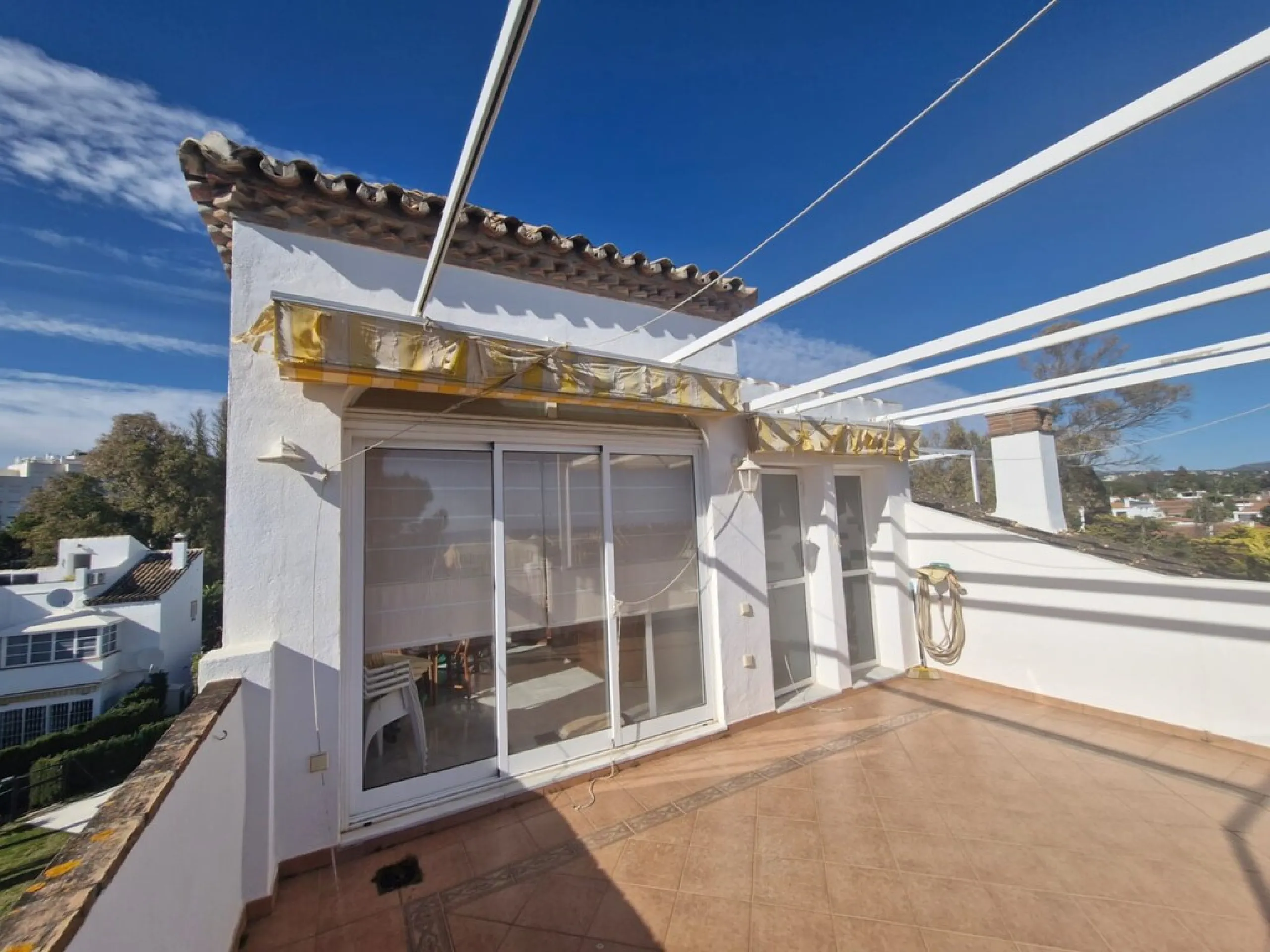 Top floor apartment very close to the beach in Costabella in East Marbella with beautiful sea views