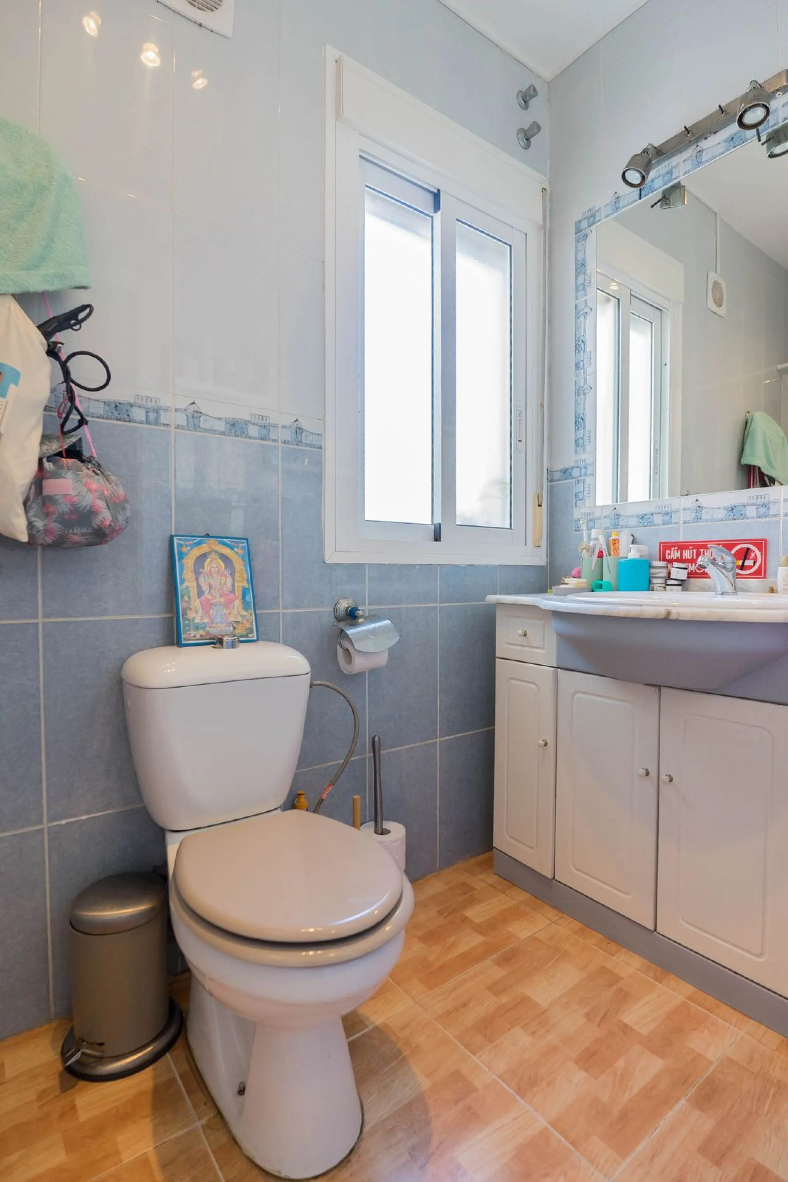 Imagine waking up every day to the sea breeze, the scent of salt air, and the sound of gently lapping waves just 50 meters from your home. This two-bedroom apartment, located on the second line from the beach in the emblematic and traditional El Palo neig