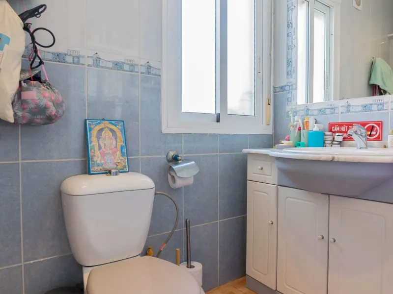 Imagine waking up every day to the sea breeze, the scent of salt air, and the sound of gently lapping waves just 50 meters from your home. This two-bedroom apartment, located on the second line from the beach in the emblematic and traditional El Palo neig
