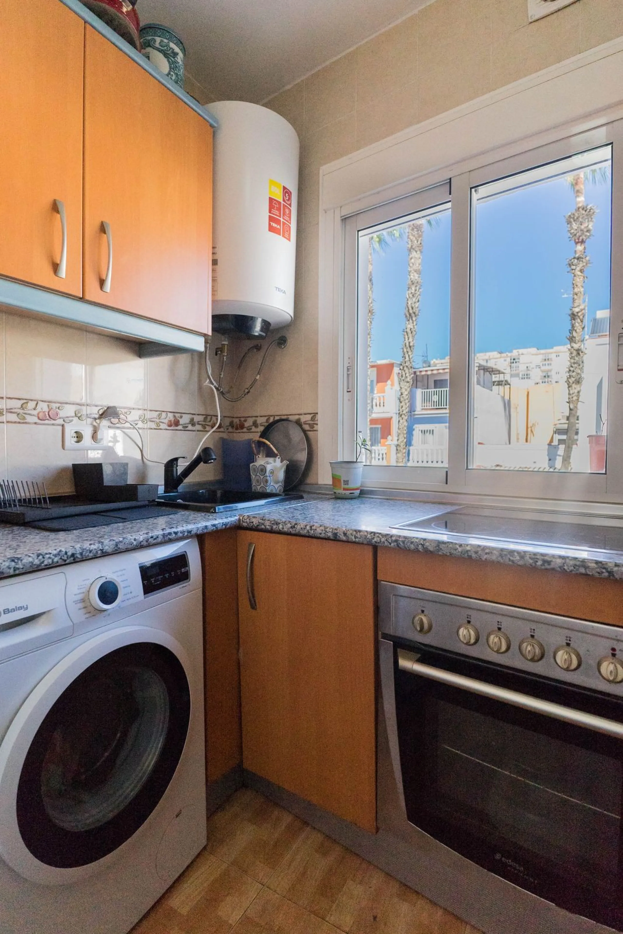 Imagine waking up every day to the sea breeze, the scent of salt air, and the sound of gently lapping waves just 50 meters from your home. This two-bedroom apartment, located on the second line from the beach in the emblematic and traditional El Palo neig