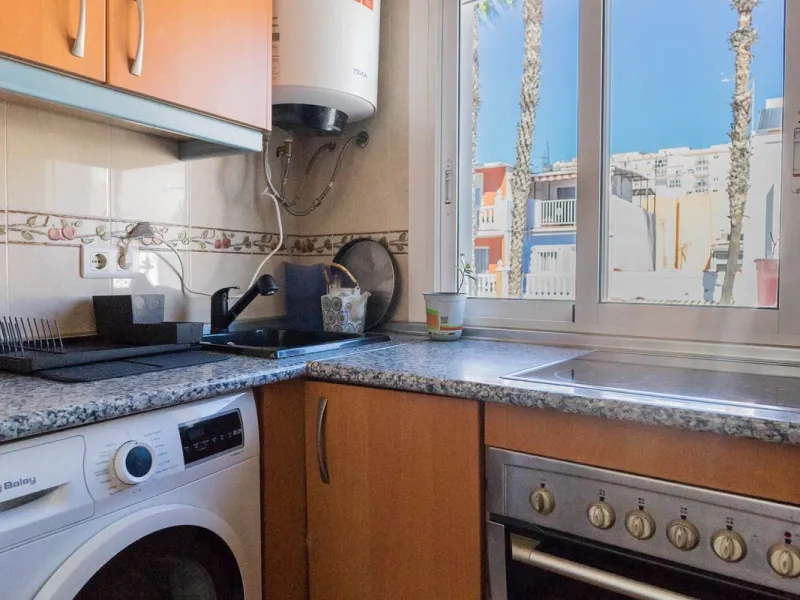 Imagine waking up every day to the sea breeze, the scent of salt air, and the sound of gently lapping waves just 50 meters from your home. This two-bedroom apartment, located on the second line from the beach in the emblematic and traditional El Palo neig