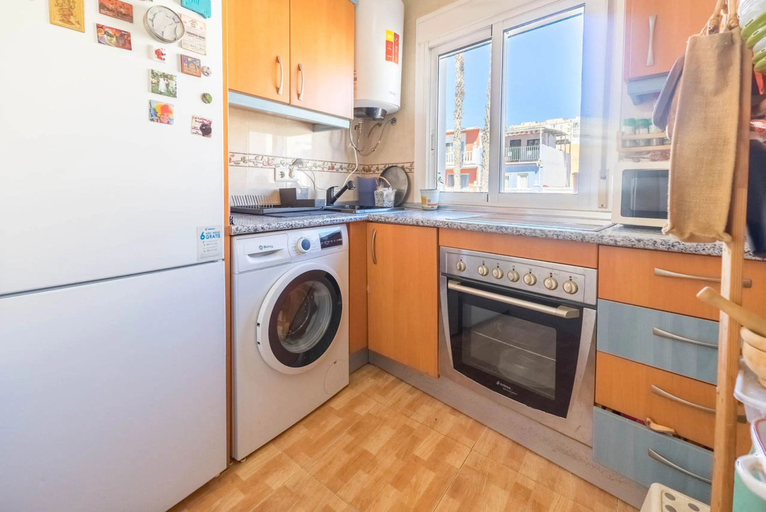 Imagine waking up every day to the sea breeze, the scent of salt air, and the sound of gently lapping waves just 50 meters from your home. This two-bedroom apartment, located on the second line from the beach in the emblematic and traditional El Palo neig