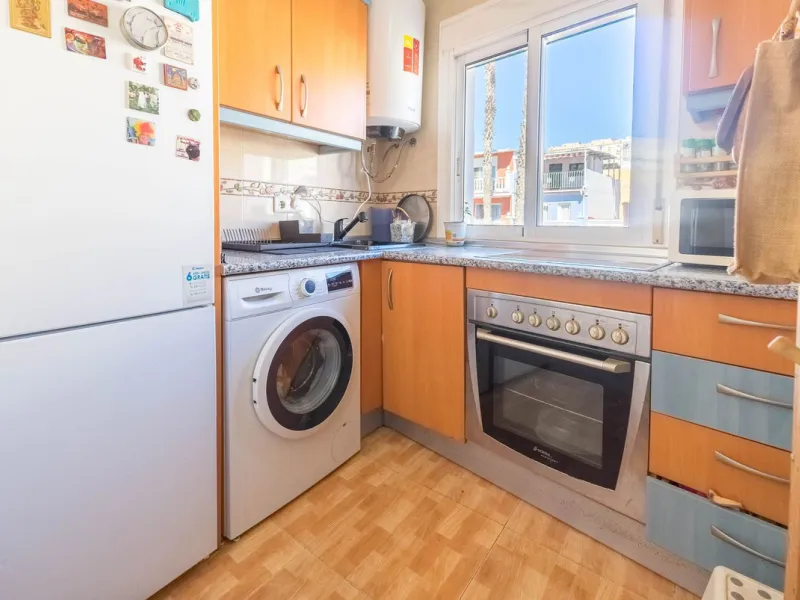 Imagine waking up every day to the sea breeze, the scent of salt air, and the sound of gently lapping waves just 50 meters from your home. This two-bedroom apartment, located on the second line from the beach in the emblematic and traditional El Palo neig