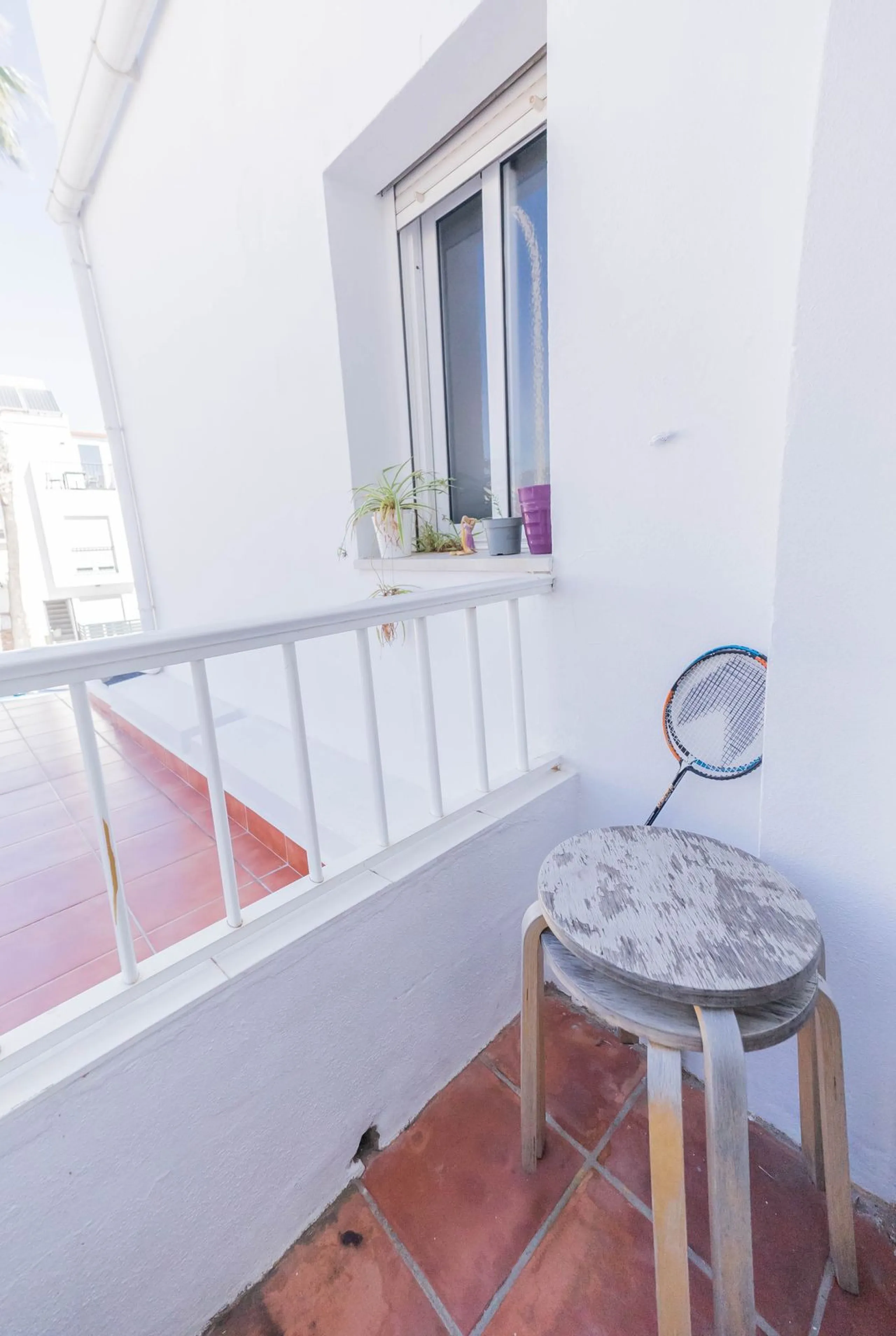 Imagine waking up every day to the sea breeze, the scent of salt air, and the sound of gently lapping waves just 50 meters from your home. This two-bedroom apartment, located on the second line from the beach in the emblematic and traditional El Palo neig