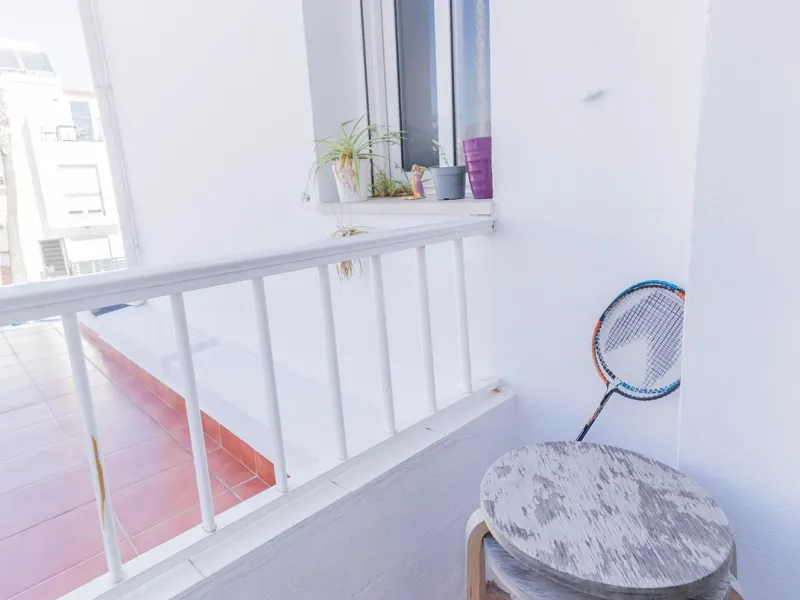 Imagine waking up every day to the sea breeze, the scent of salt air, and the sound of gently lapping waves just 50 meters from your home. This two-bedroom apartment, located on the second line from the beach in the emblematic and traditional El Palo neig