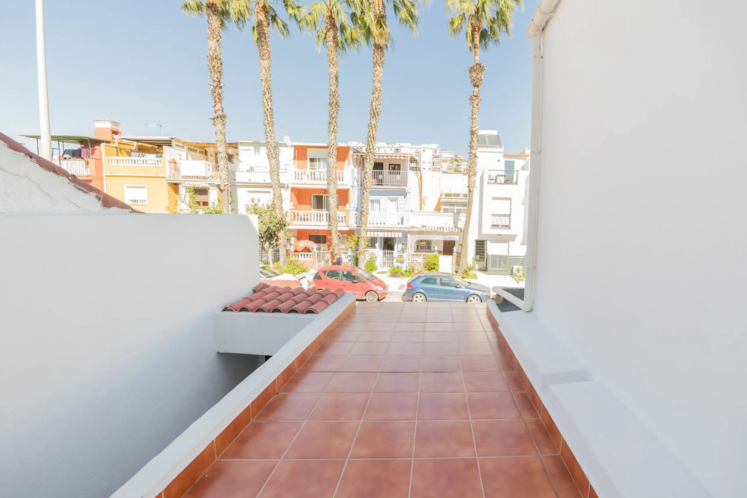 Imagine waking up every day to the sea breeze, the scent of salt air, and the sound of gently lapping waves just 50 meters from your home. This two-bedroom apartment, located on the second line from the beach in the emblematic and traditional El Palo neig