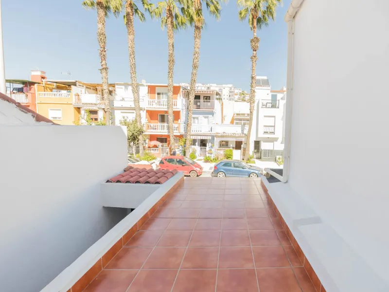 Imagine waking up every day to the sea breeze, the scent of salt air, and the sound of gently lapping waves just 50 meters from your home. This two-bedroom apartment, located on the second line from the beach in the emblematic and traditional El Palo neig