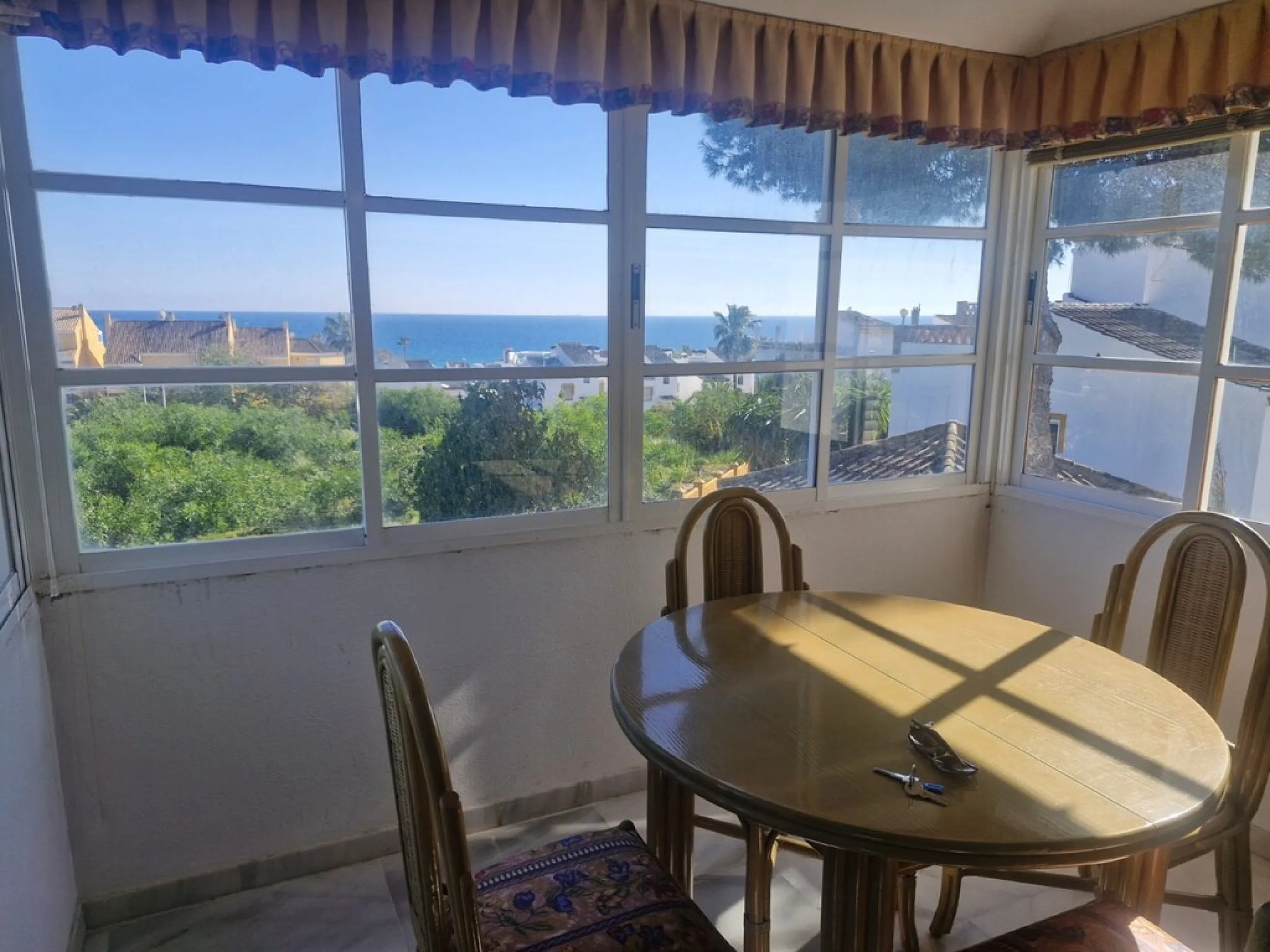 Top floor apartment very close to the beach in Costabella in East Marbella with beautiful sea views