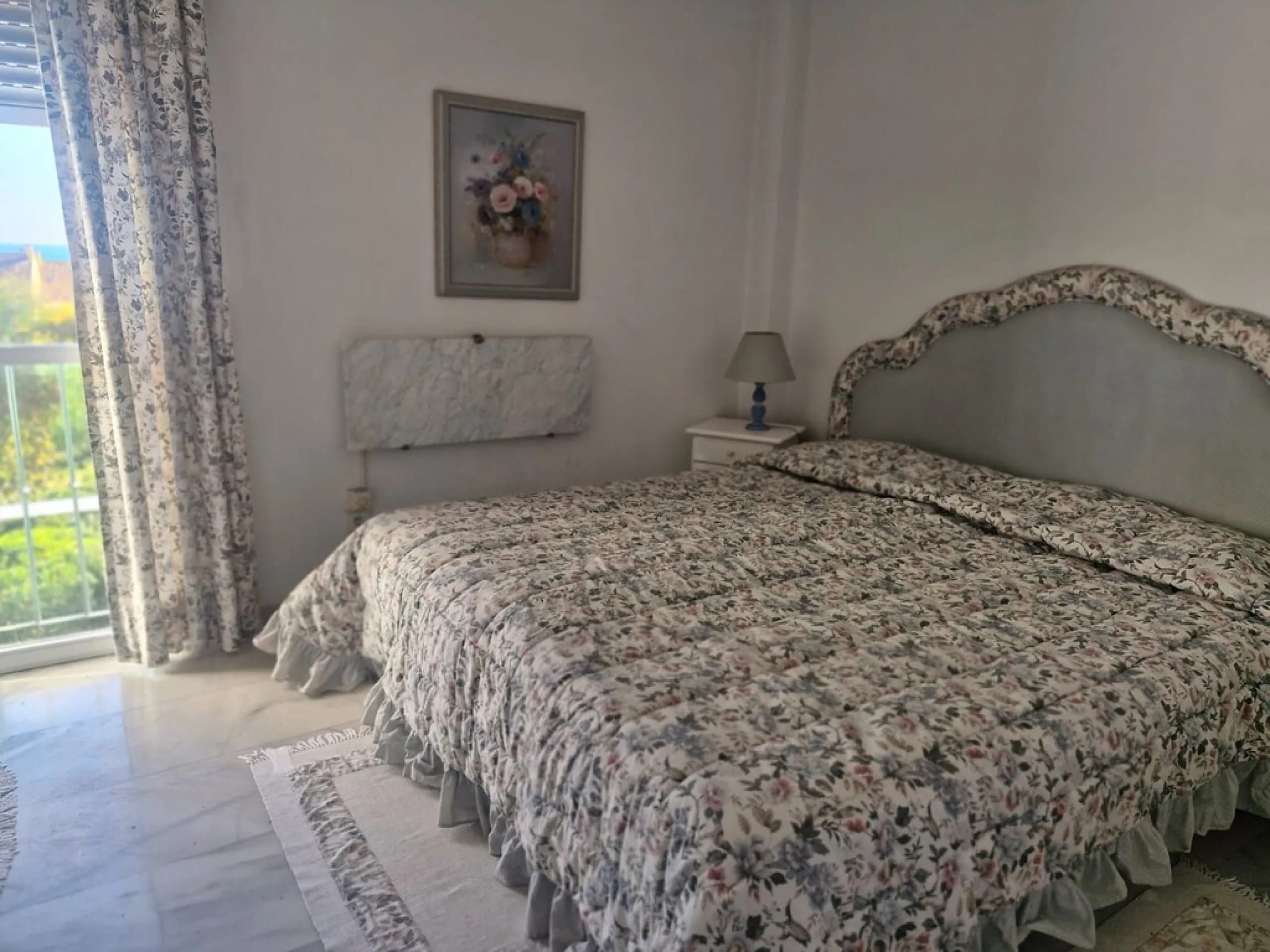 Top floor apartment very close to the beach in Costabella in East Marbella with beautiful sea views