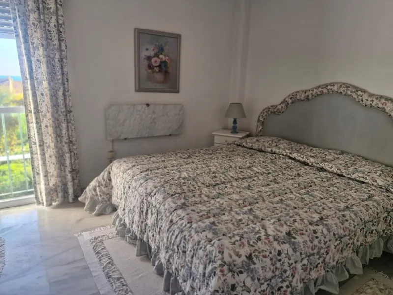 Top floor apartment very close to the beach in Costabella in East Marbella with beautiful sea views