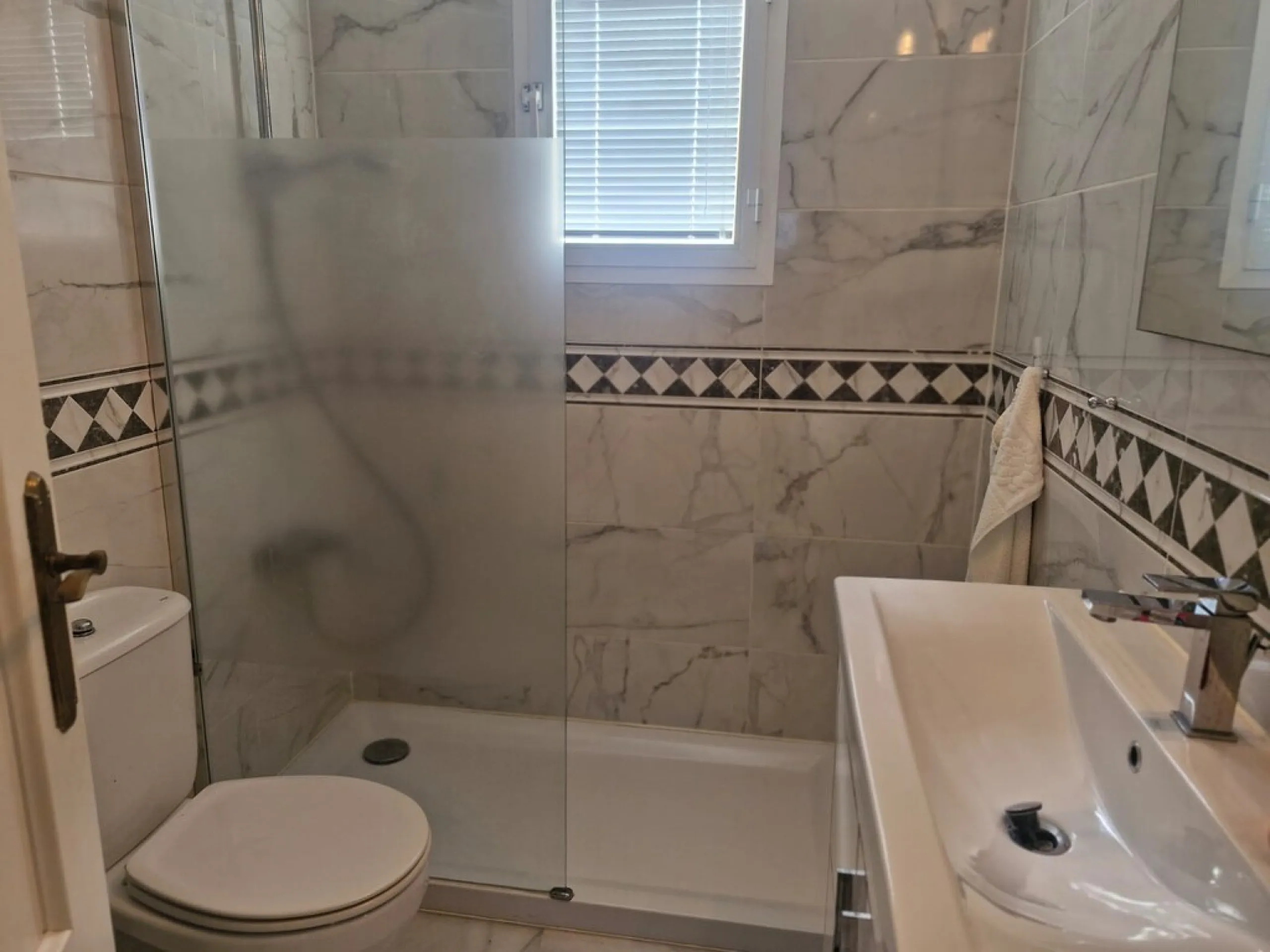 Top floor apartment very close to the beach in Costabella in East Marbella with beautiful sea views