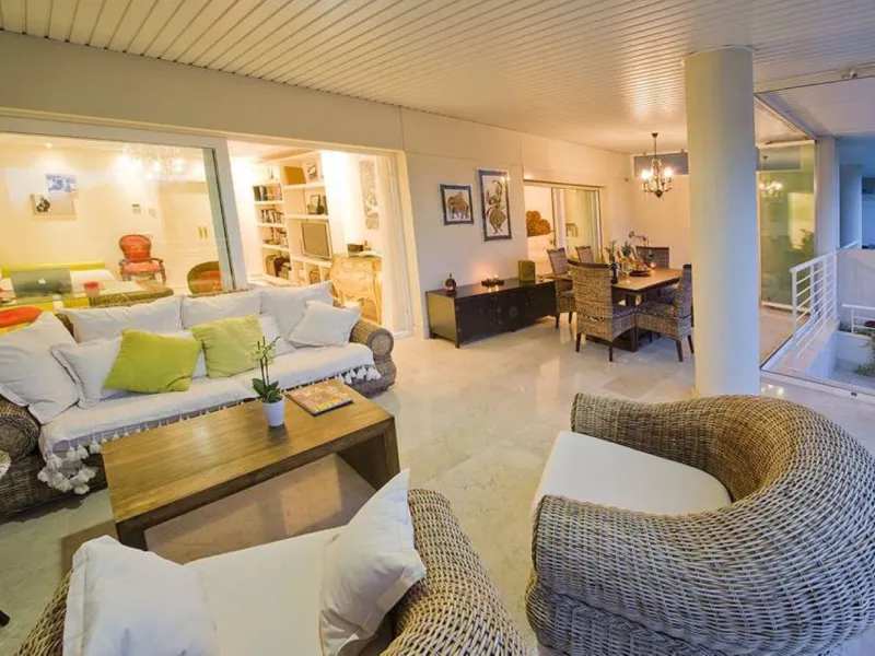 Living in the heart of Nueva Andalucía is a statement of intent, but doing so in this property elevates you to a new pinnacle of refinement. Designed for those who refuse to compromise on quality of life, this residence is an ode to detail: from the deep,