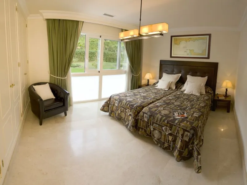 Living in the heart of Nueva Andalucía is a statement of intent, but doing so in this property elevates you to a new pinnacle of refinement. Designed for those who refuse to compromise on quality of life, this residence is an ode to detail: from the deep,