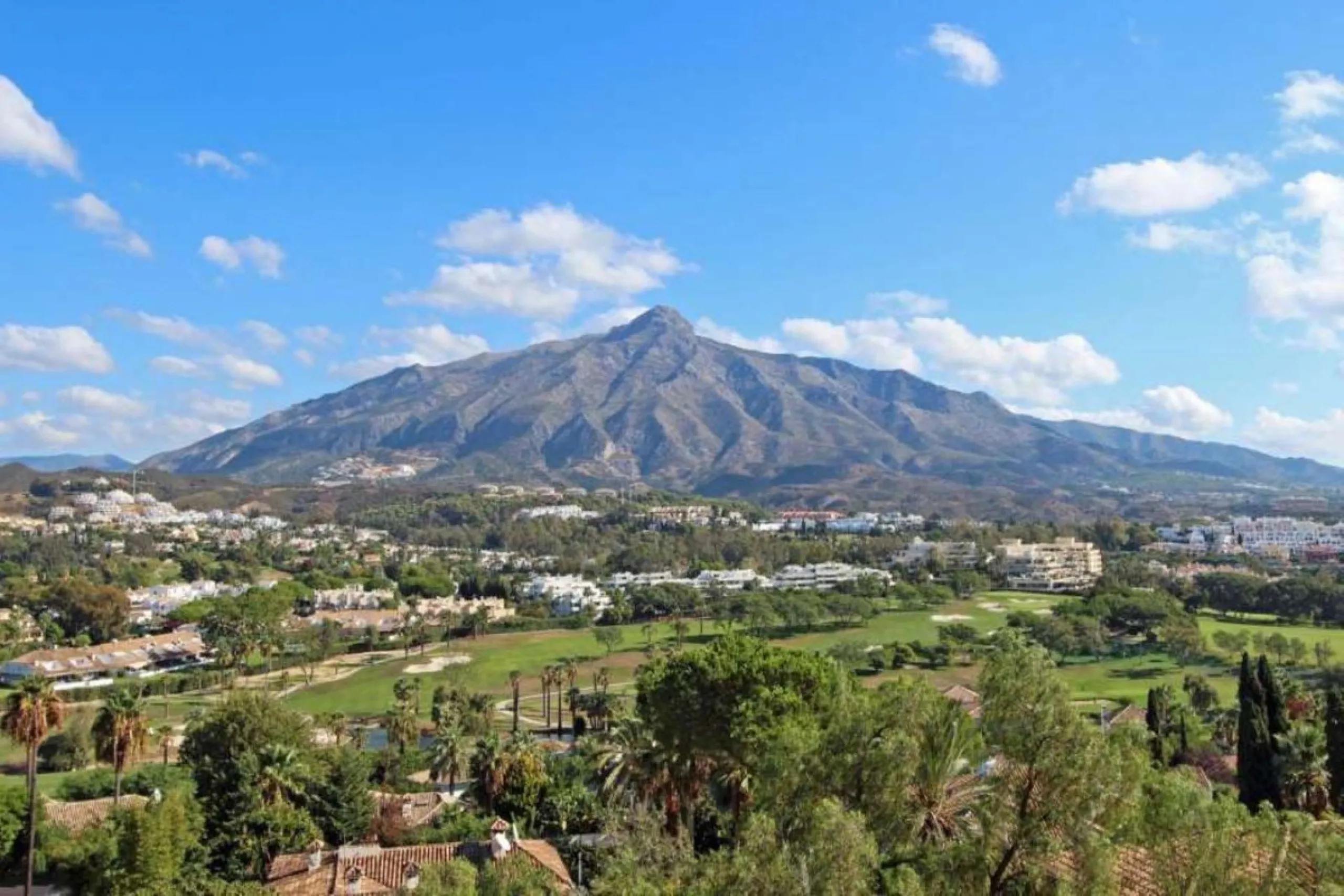 Living in the heart of Nueva Andalucía is a statement of intent, but doing so in this property elevates you to a new pinnacle of refinement. Designed for those who refuse to compromise on quality of life, this residence is an ode to detail: from the deep,