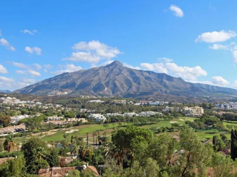 Living in the heart of Nueva Andalucía is a statement of intent, but doing so in this property elevates you to a new pinnacle of refinement. Designed for those who refuse to compromise on quality of life, this residence is an ode to detail: from the deep,