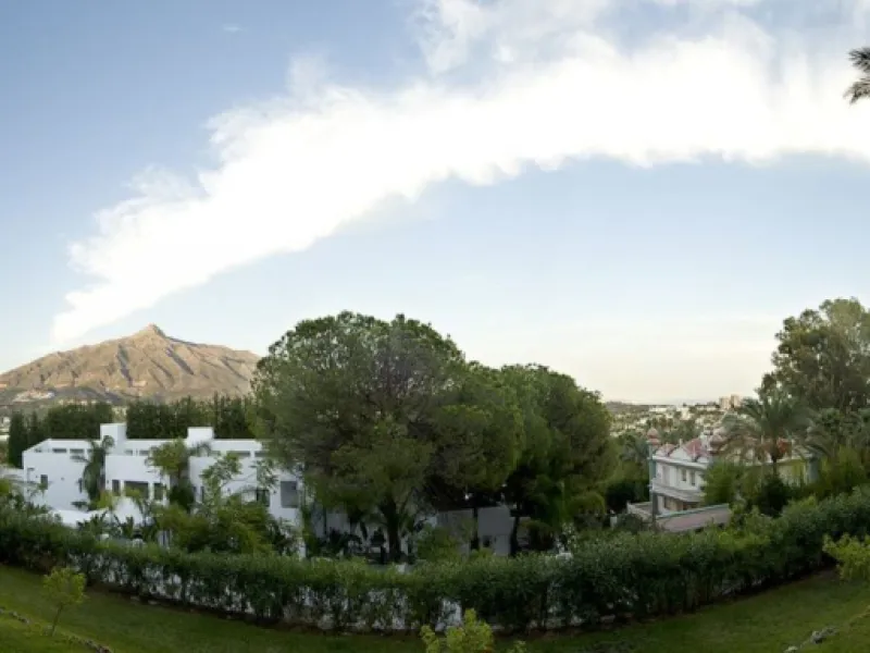 Living in the heart of Nueva Andalucía is a statement of intent, but doing so in this property elevates you to a new pinnacle of refinement. Designed for those who refuse to compromise on quality of life, this residence is an ode to detail: from the deep,