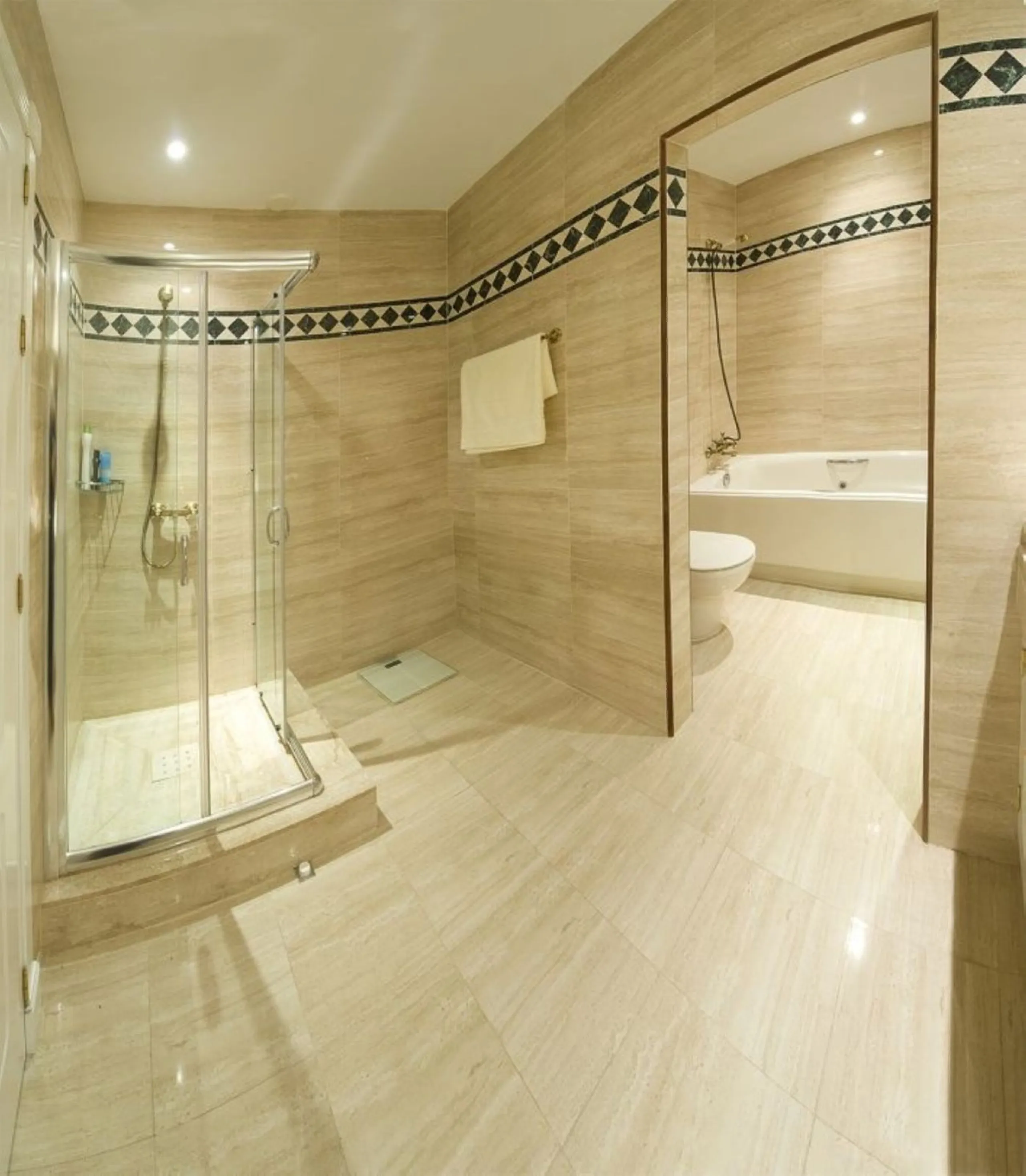 Living in the heart of Nueva Andalucía is a statement of intent, but doing so in this property elevates you to a new pinnacle of refinement. Designed for those who refuse to compromise on quality of life, this residence is an ode to detail: from the deep,