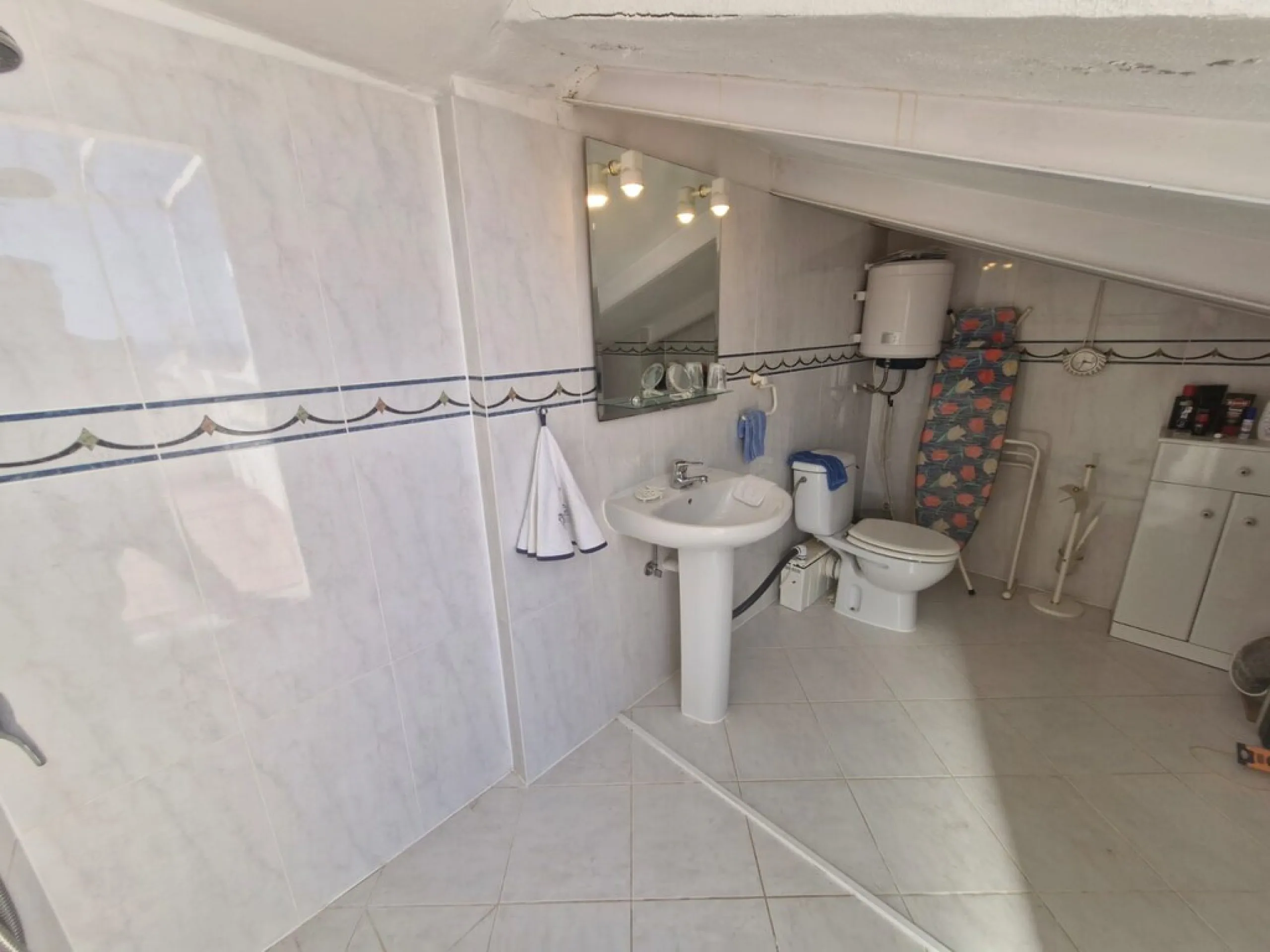 Top floor apartment very close to the beach in Costabella in East Marbella with beautiful sea views