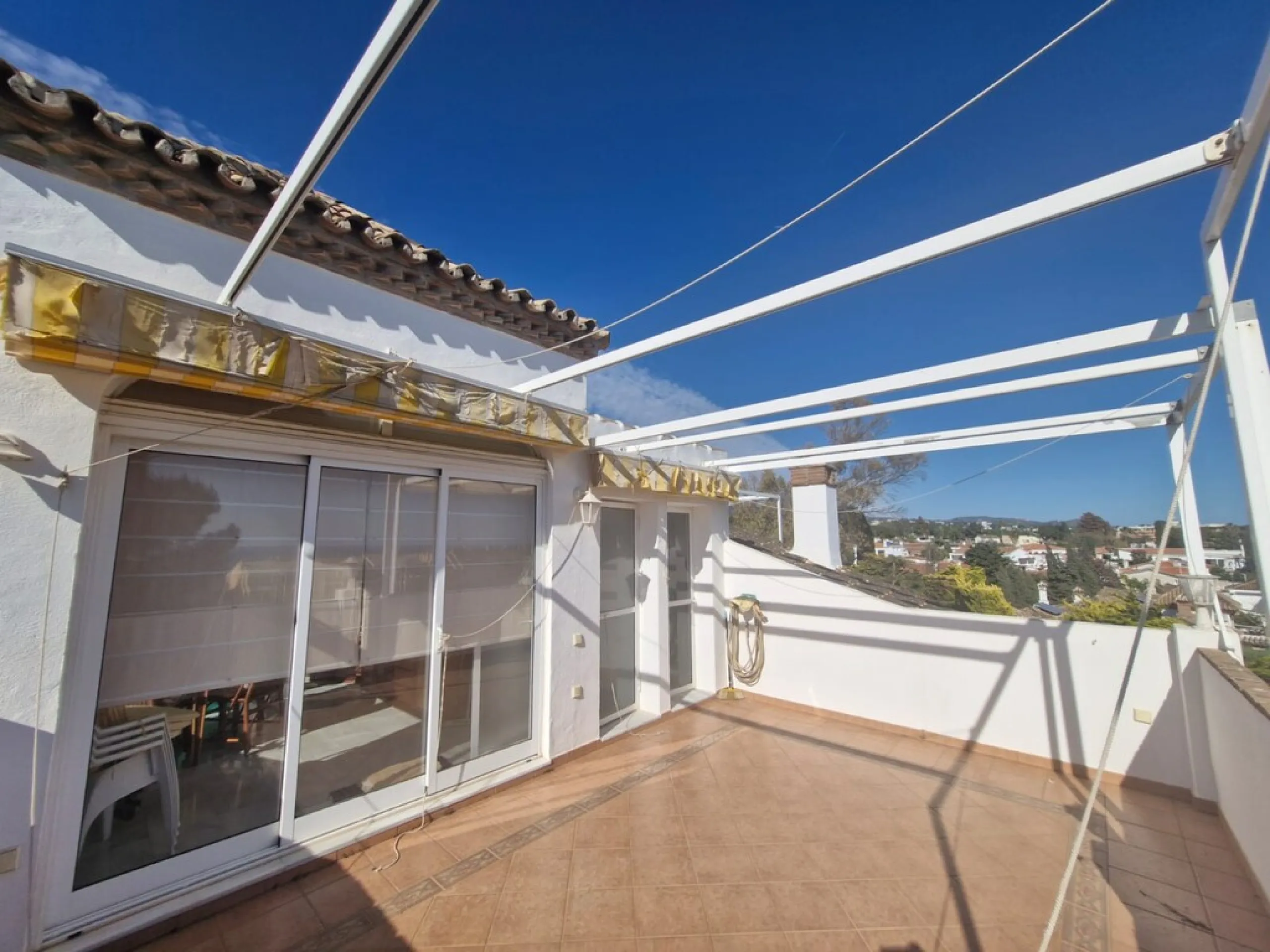 Top floor apartment very close to the beach in Costabella in East Marbella with beautiful sea views