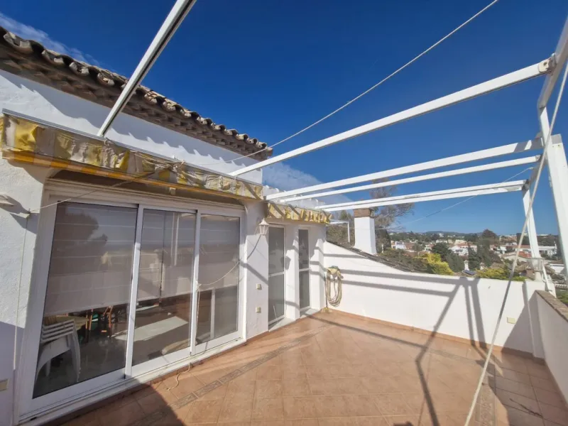 Top floor apartment very close to the beach in Costabella in East Marbella with beautiful sea views