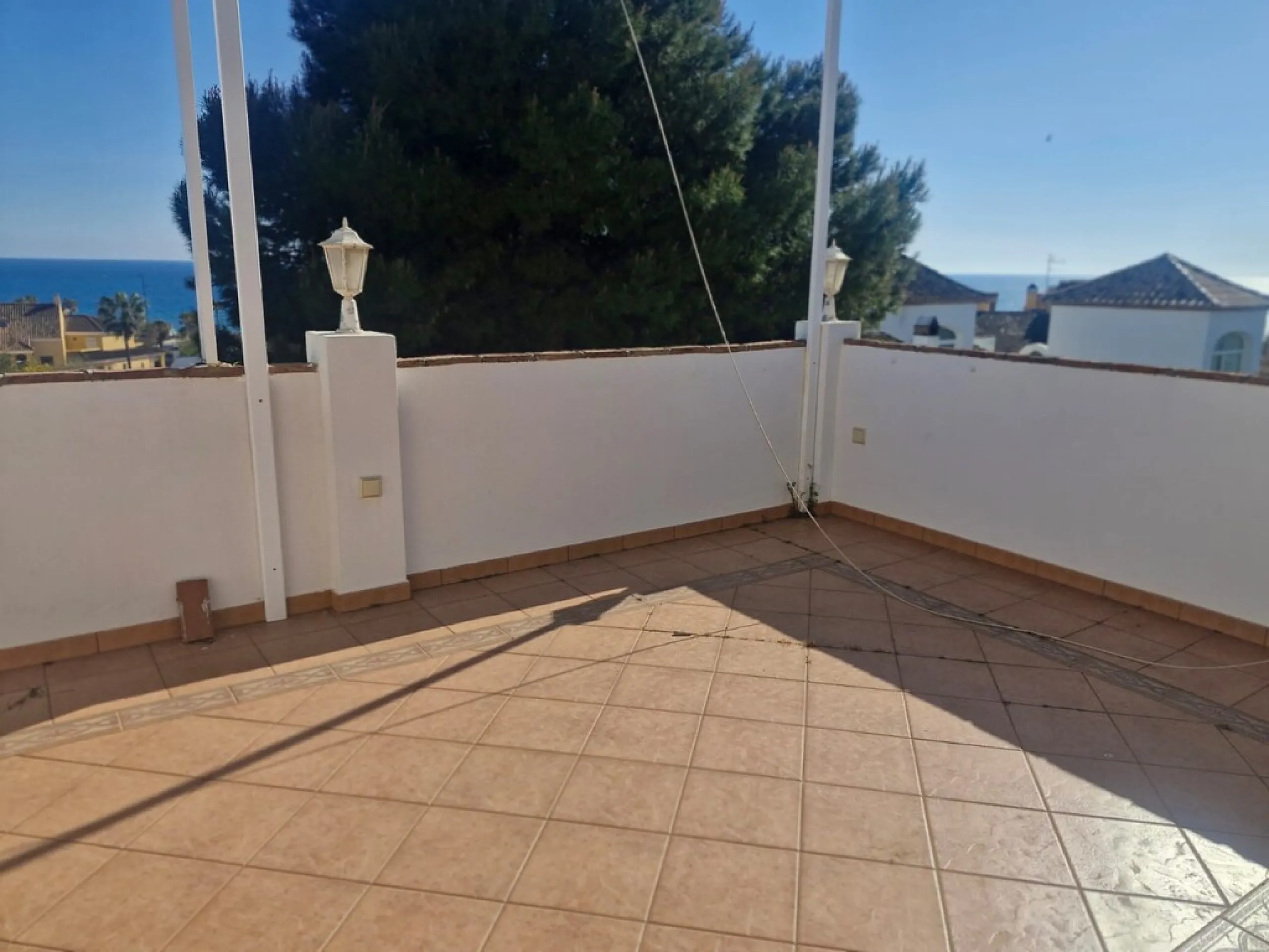 Top floor apartment very close to the beach in Costabella in East Marbella with beautiful sea views