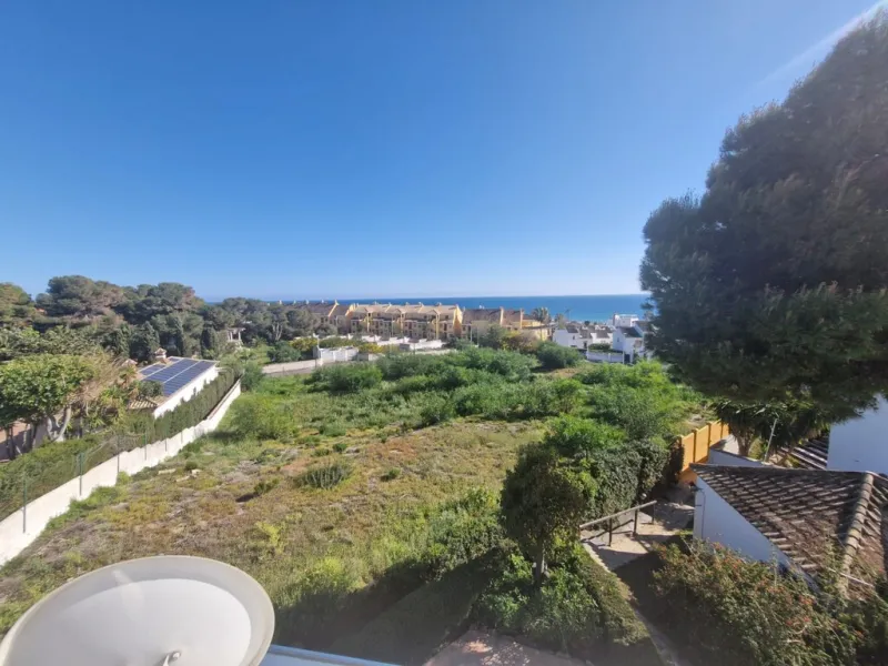 Top floor apartment very close to the beach in Costabella in East Marbella with beautiful sea views