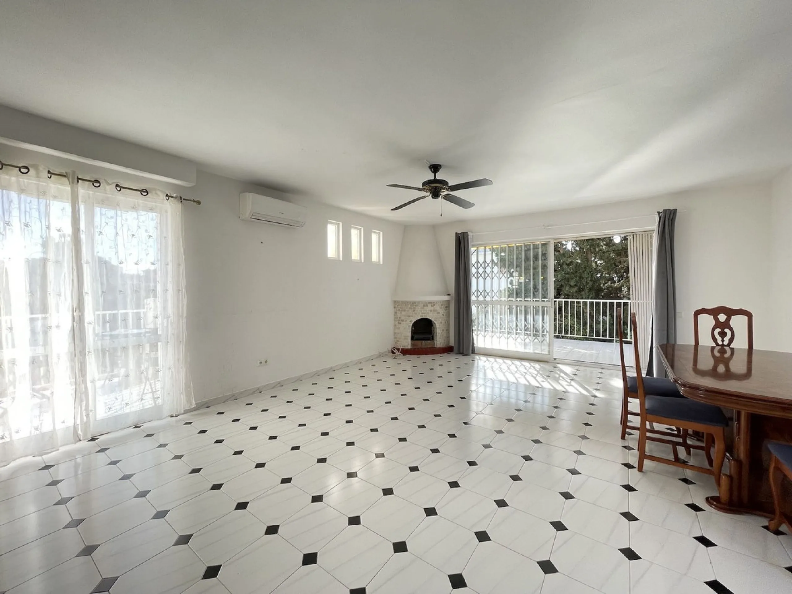Lovely four bedroom, three bathroom villa built over three floors. Upon entering the main house, there is a spacious open plan kitchen and living room with fireplace, with a separate WC, an East facing balcony and a South facing terrace. The stairs lead t