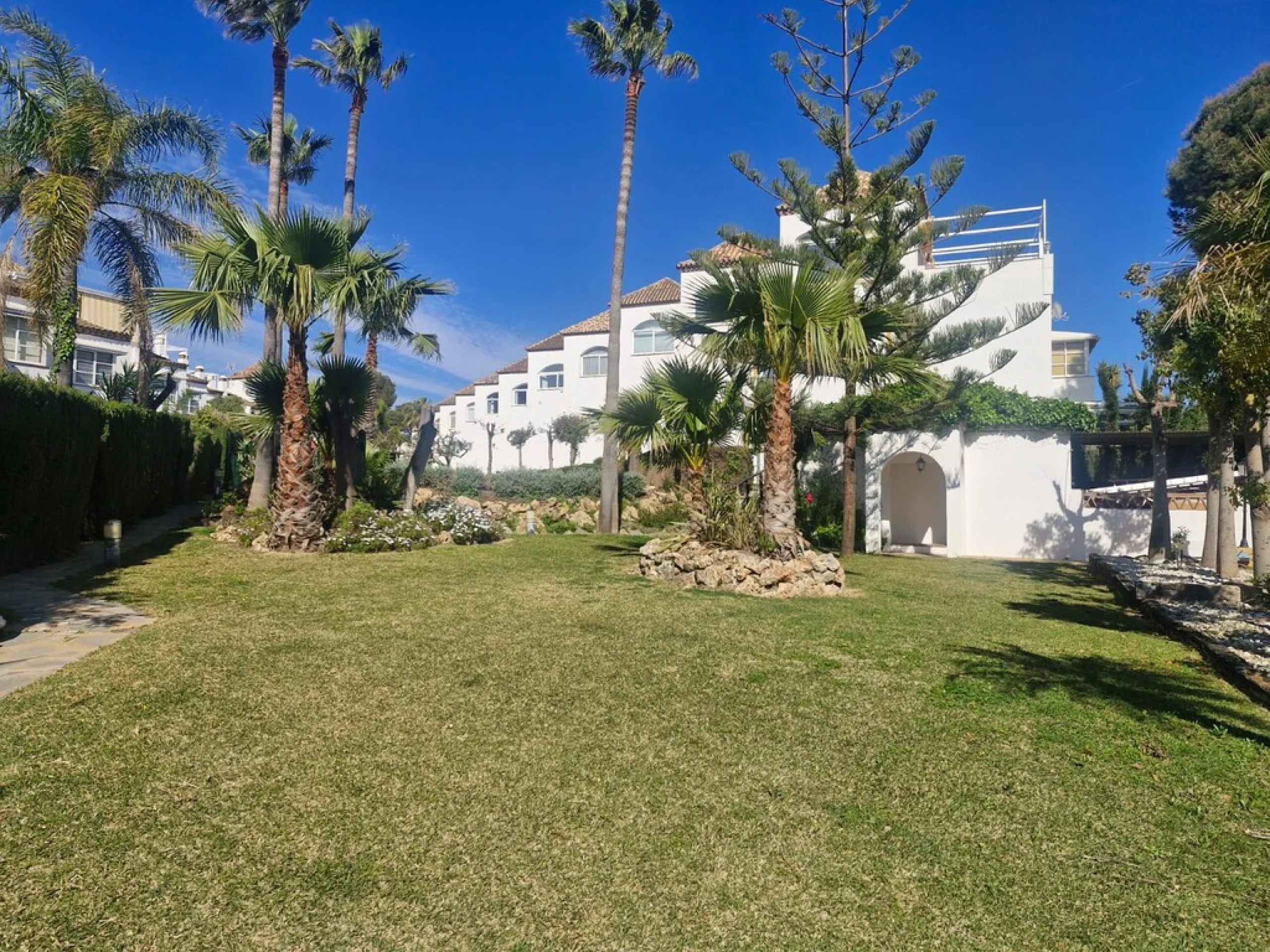 Top floor apartment very close to the beach in Costabella in East Marbella with beautiful sea views