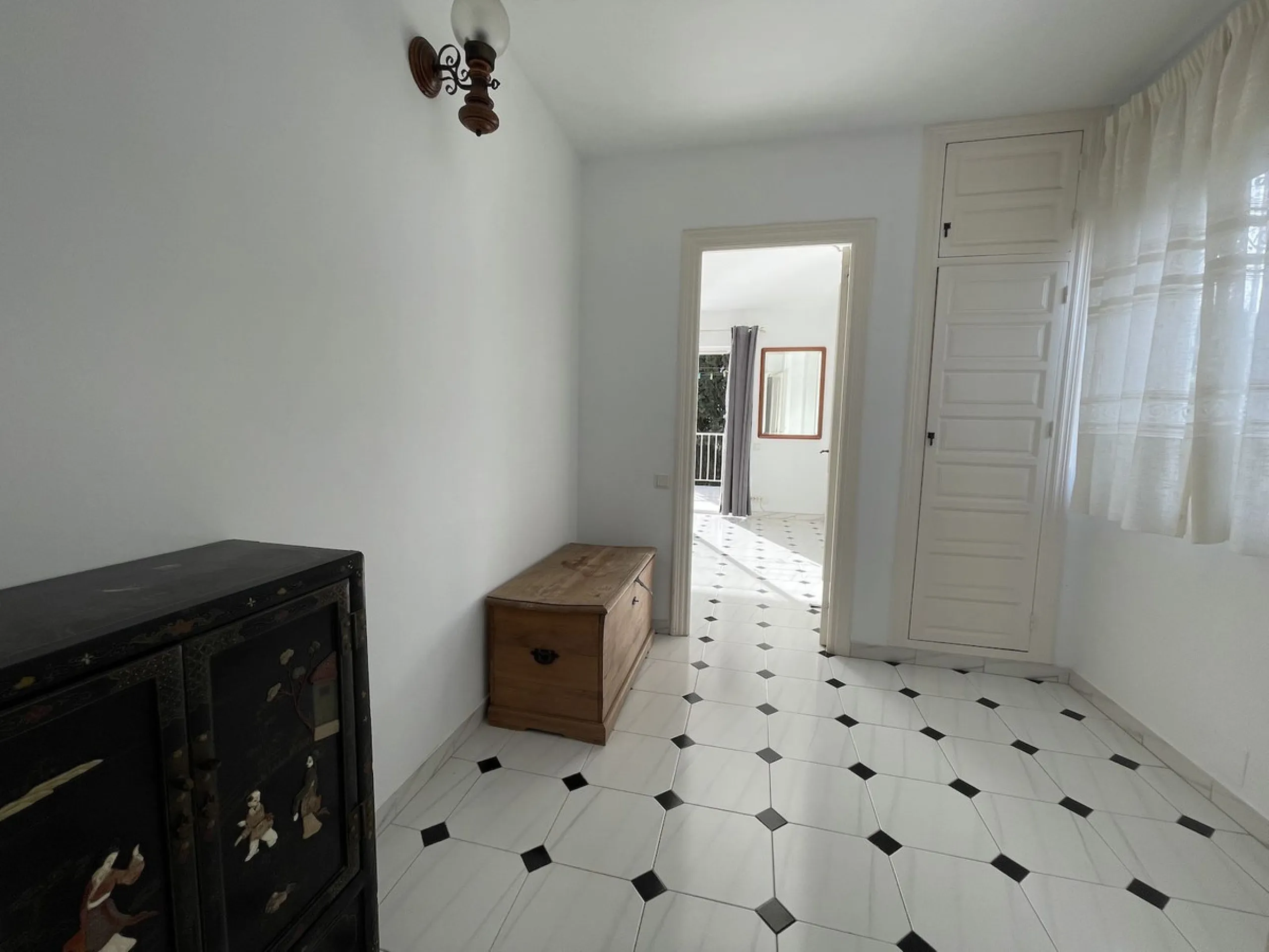 Lovely four bedroom, three bathroom villa built over three floors. Upon entering the main house, there is a spacious open plan kitchen and living room with fireplace, with a separate WC, an East facing balcony and a South facing terrace. The stairs lead t