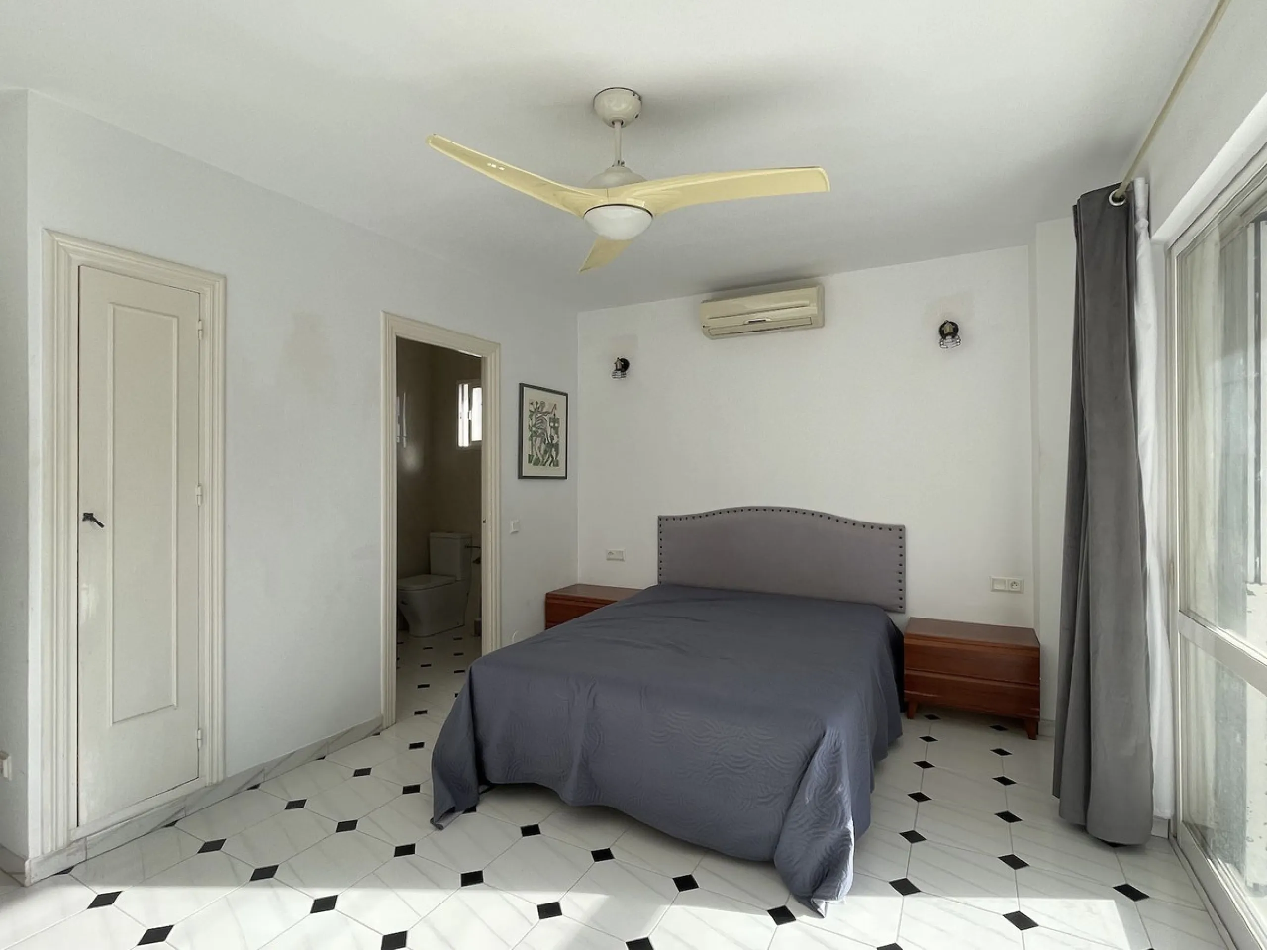 Lovely four bedroom, three bathroom villa built over three floors. Upon entering the main house, there is a spacious open plan kitchen and living room with fireplace, with a separate WC, an East facing balcony and a South facing terrace. The stairs lead t