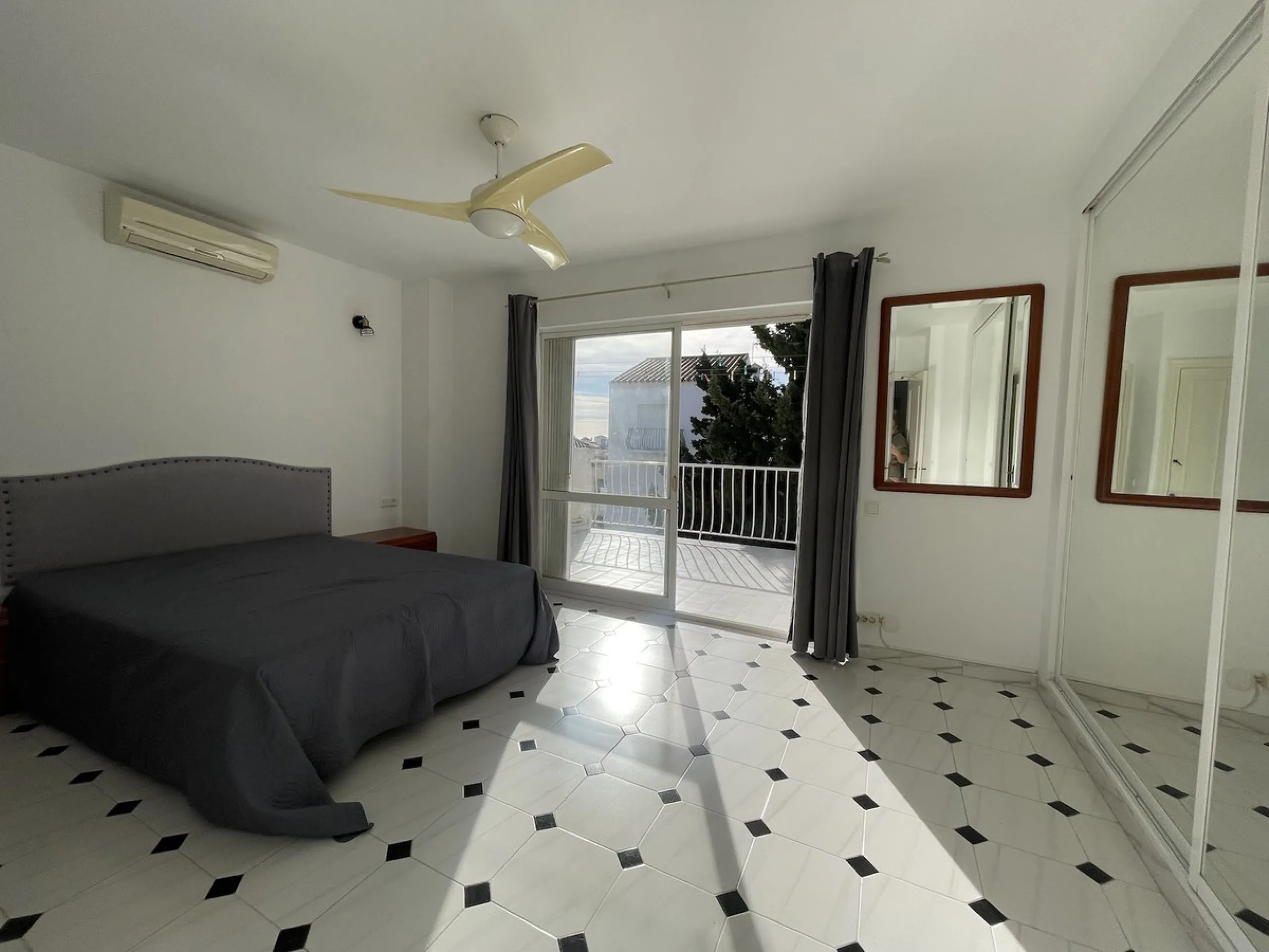 Lovely four bedroom, three bathroom villa built over three floors. Upon entering the main house, there is a spacious open plan kitchen and living room with fireplace, with a separate WC, an East facing balcony and a South facing terrace. The stairs lead t