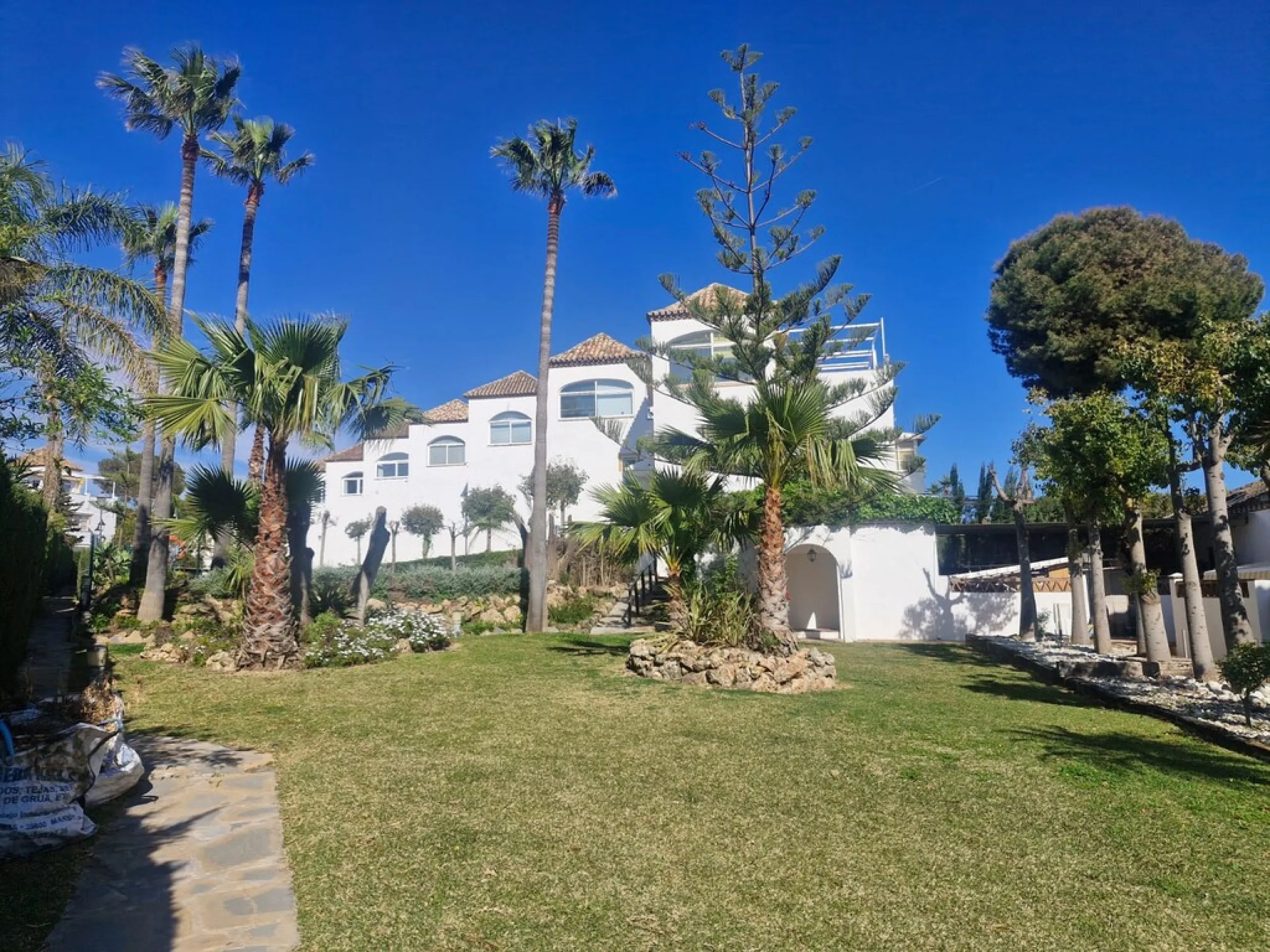 Top floor apartment very close to the beach in Costabella in East Marbella with beautiful sea views